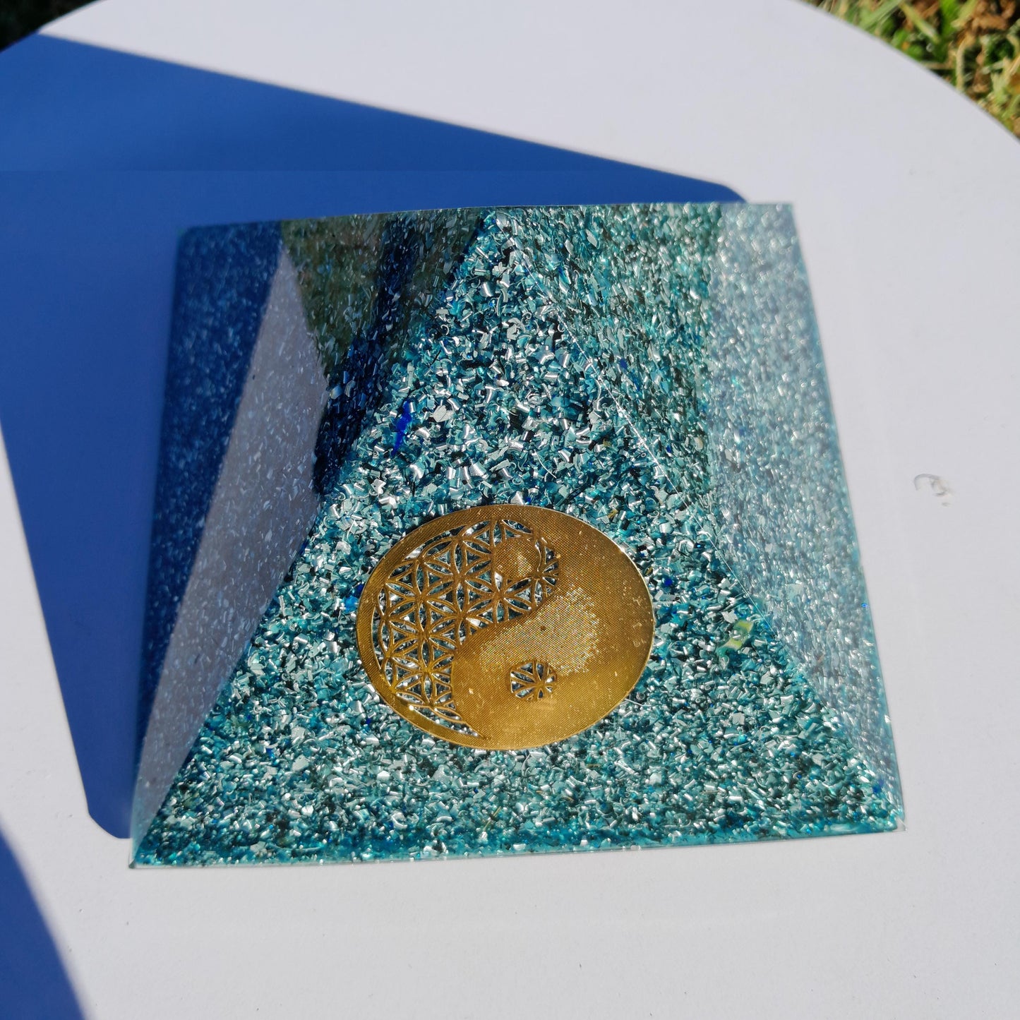 Pirámide Orgonita Ying Yang Azul 120mm Base | Energía Positiva, Protección y Decoración Espiritual