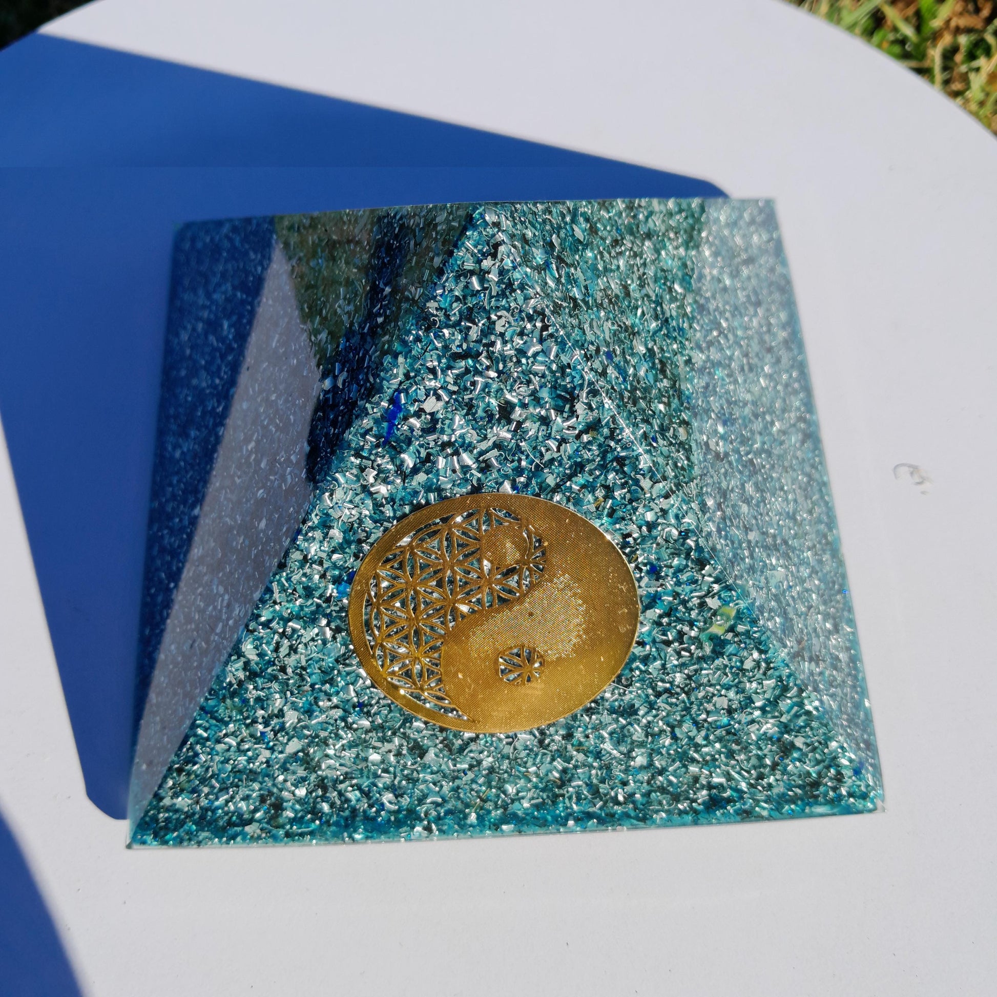 Pirámide Orgonita Ying Yang Azul 120mm Base | Energía Positiva, Protección y Decoración Espiritual