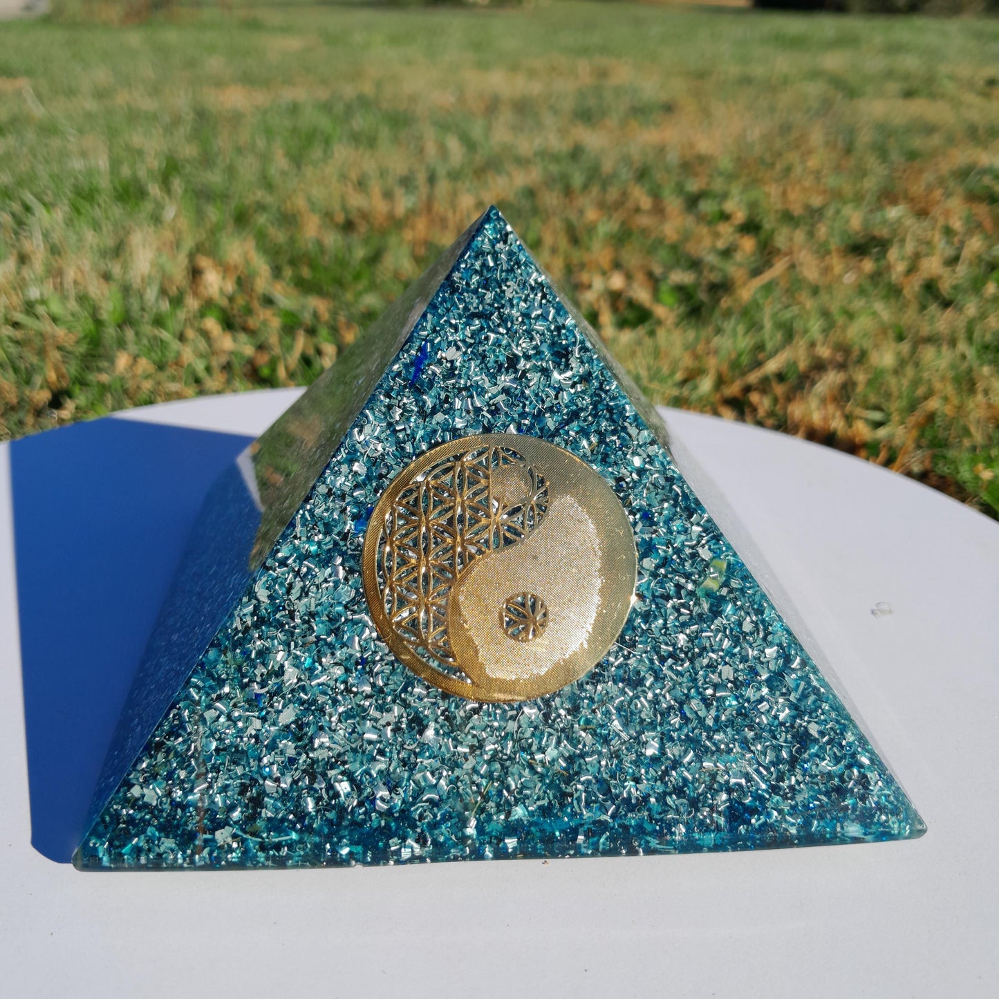 Pirámide Orgonita Ying Yang Azul 120mm Base | Energía Positiva, Protección y Decoración Espiritual