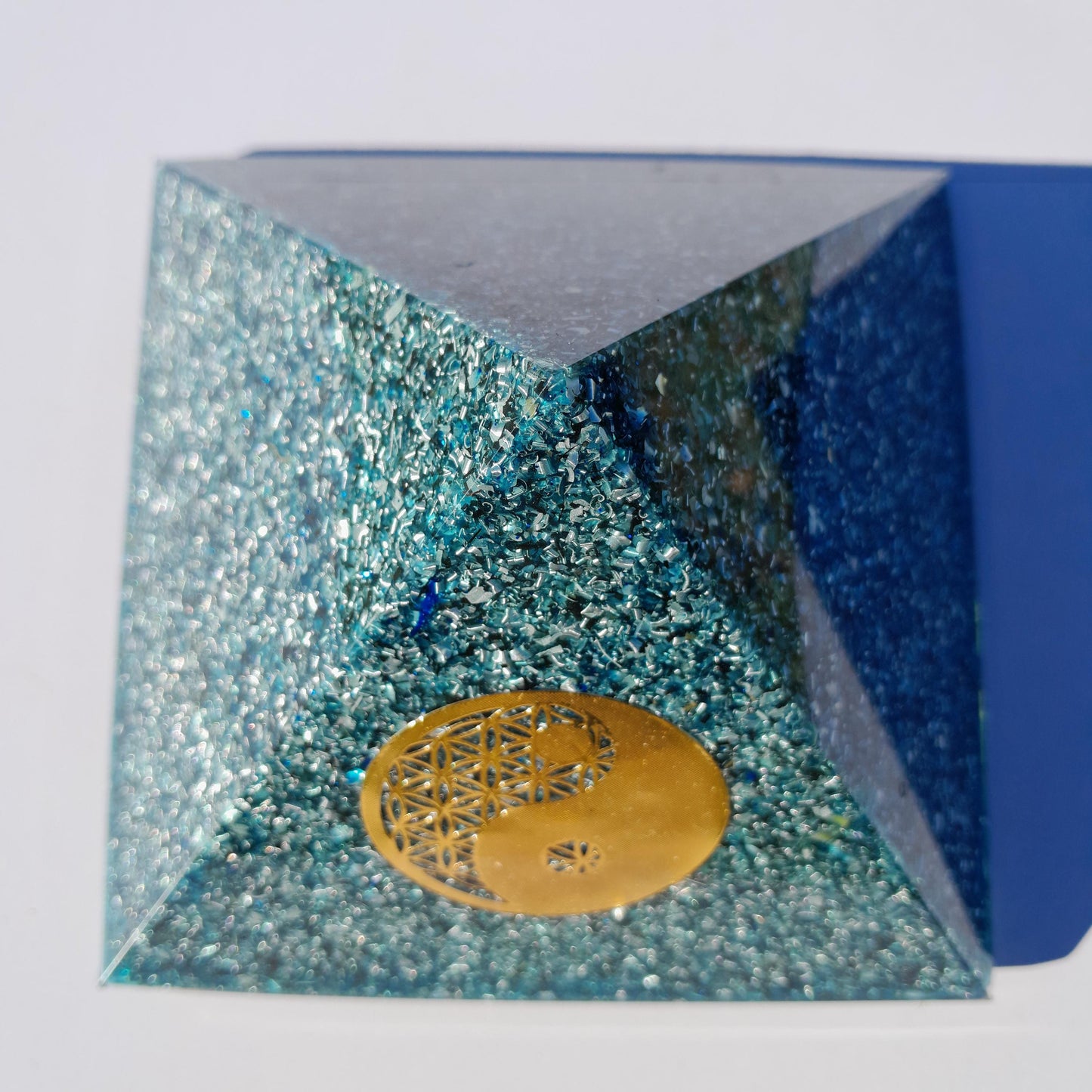 Pirámide Orgonita Ying Yang Azul 120mm Base | Energía Positiva, Protección y Decoración Espiritual