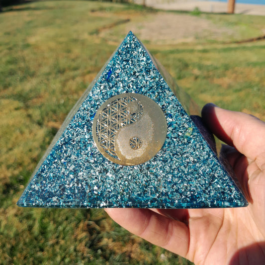 Pirámide Orgonita Ying Yang Azul 120mm Base | Energía Positiva, Protección y Decoración Espiritual