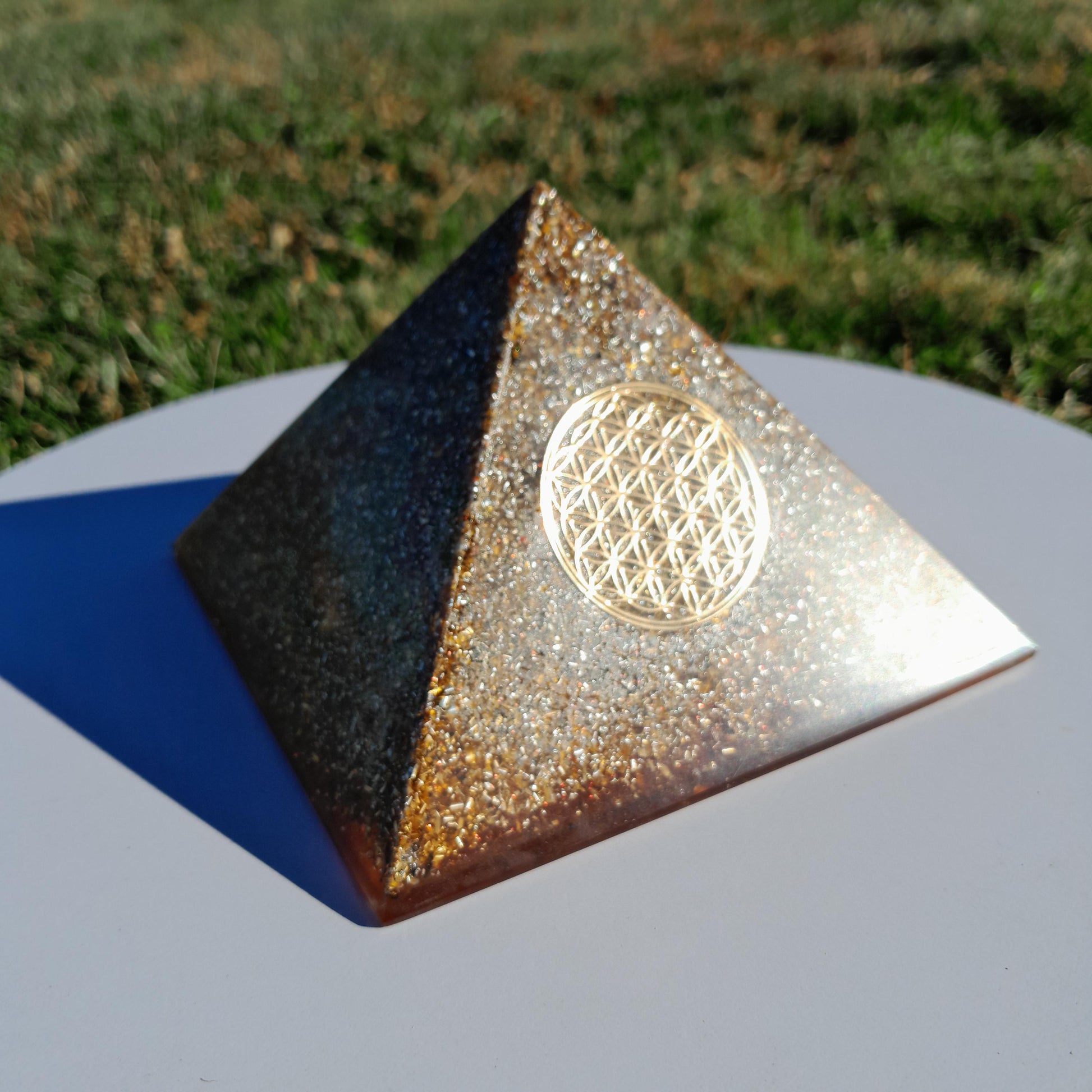 Pirámide Orgonita Flor de la Vida- 120mm Base | Energía Positiva, Protección y Decoración Espiritual