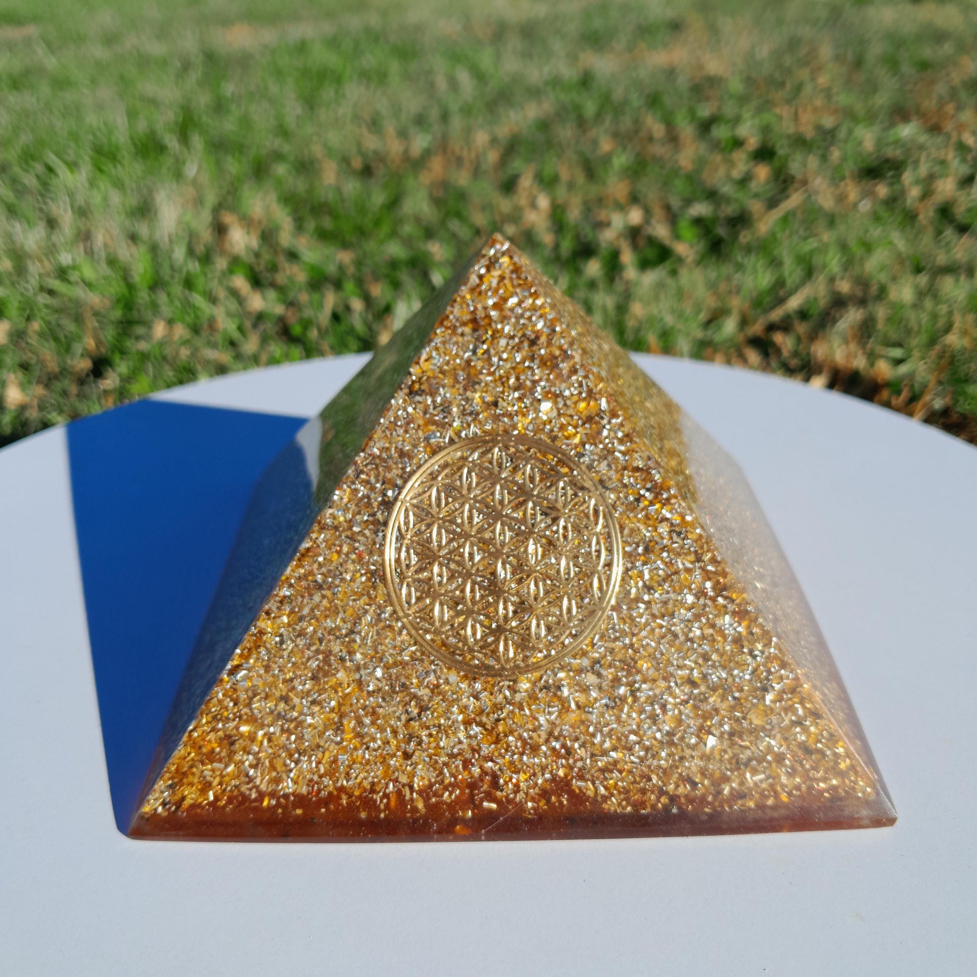 Pirámide Orgonita Flor de la Vida- 120mm Base | Energía Positiva, Protección y Decoración Espiritual
