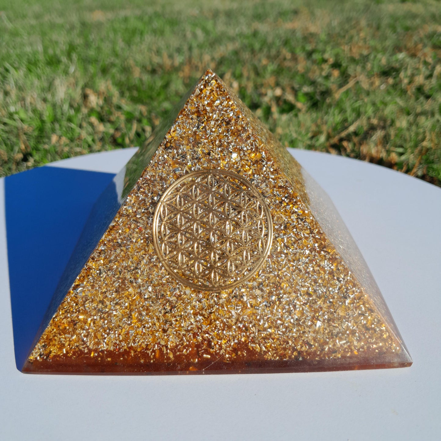 Pirámide Orgonita Flor de la Vida- 120mm Base | Energía Positiva, Protección y Decoración Espiritual