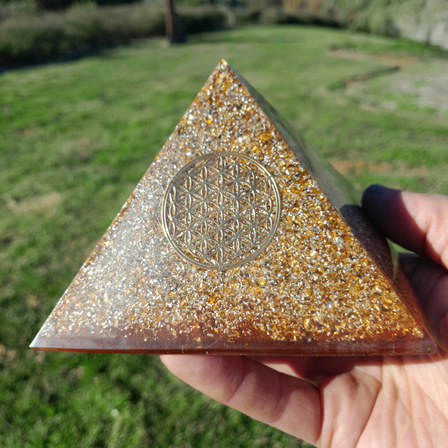 Pirámide Orgonita Flor de la Vida- 120mm Base | Energía Positiva, Protección y Decoración Espiritual