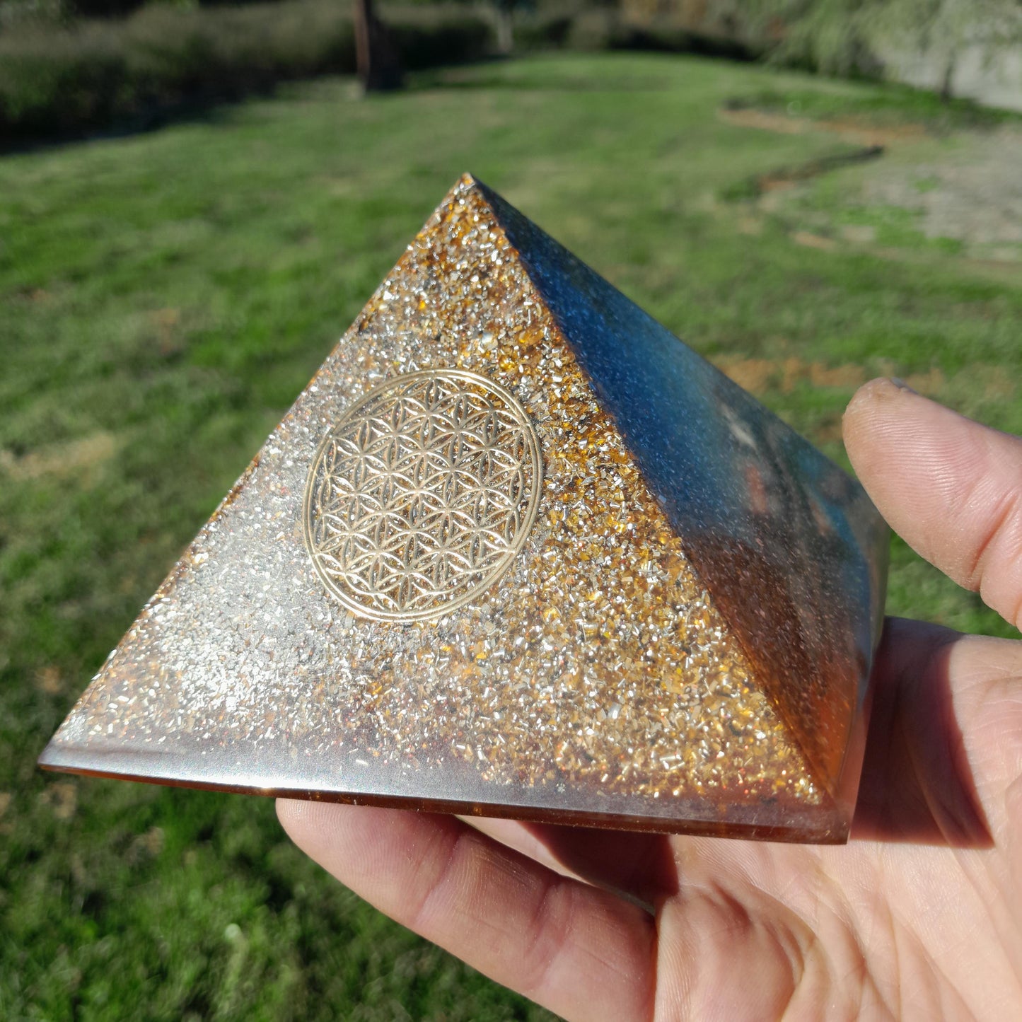 Pirámide Orgonita Flor de la Vida- 120mm Base | Energía Positiva, Protección y Decoración Espiritual