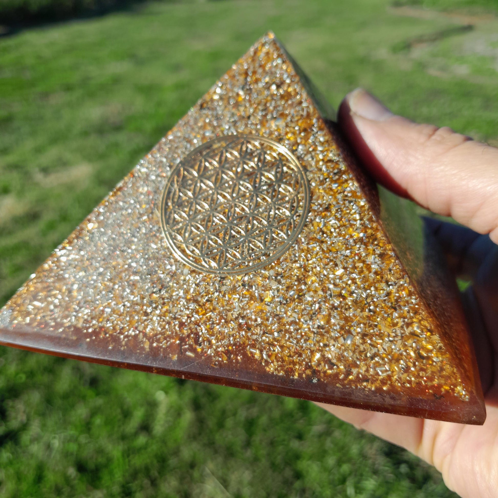 Pirámide Orgonita Flor de la Vida- 120mm Base | Energía Positiva, Protección y Decoración Espiritual