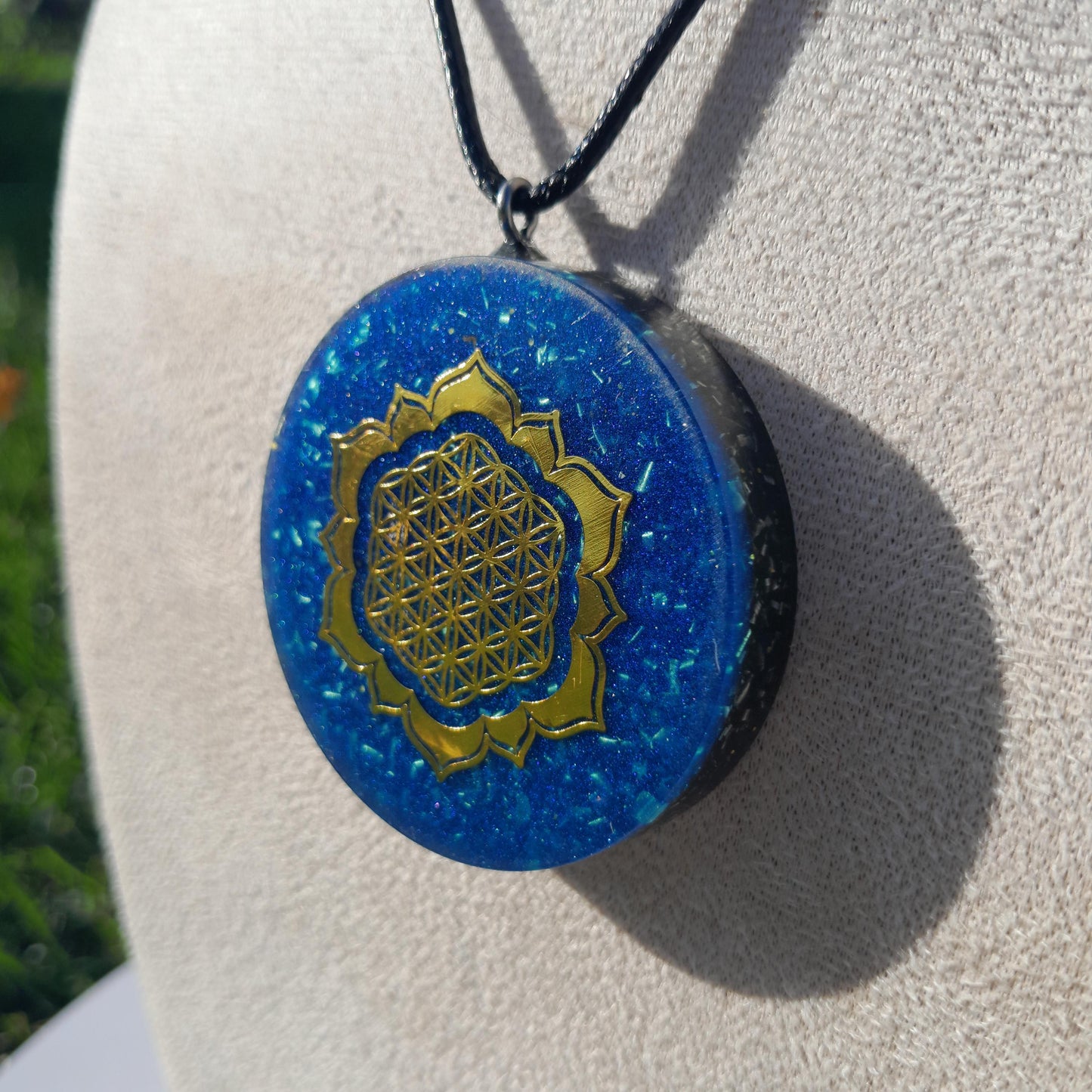 Colgante Orgonita Flor de Loto Azul | Shungita- Protección 5G, EMF, Energía Orgone, Hecho a Mano