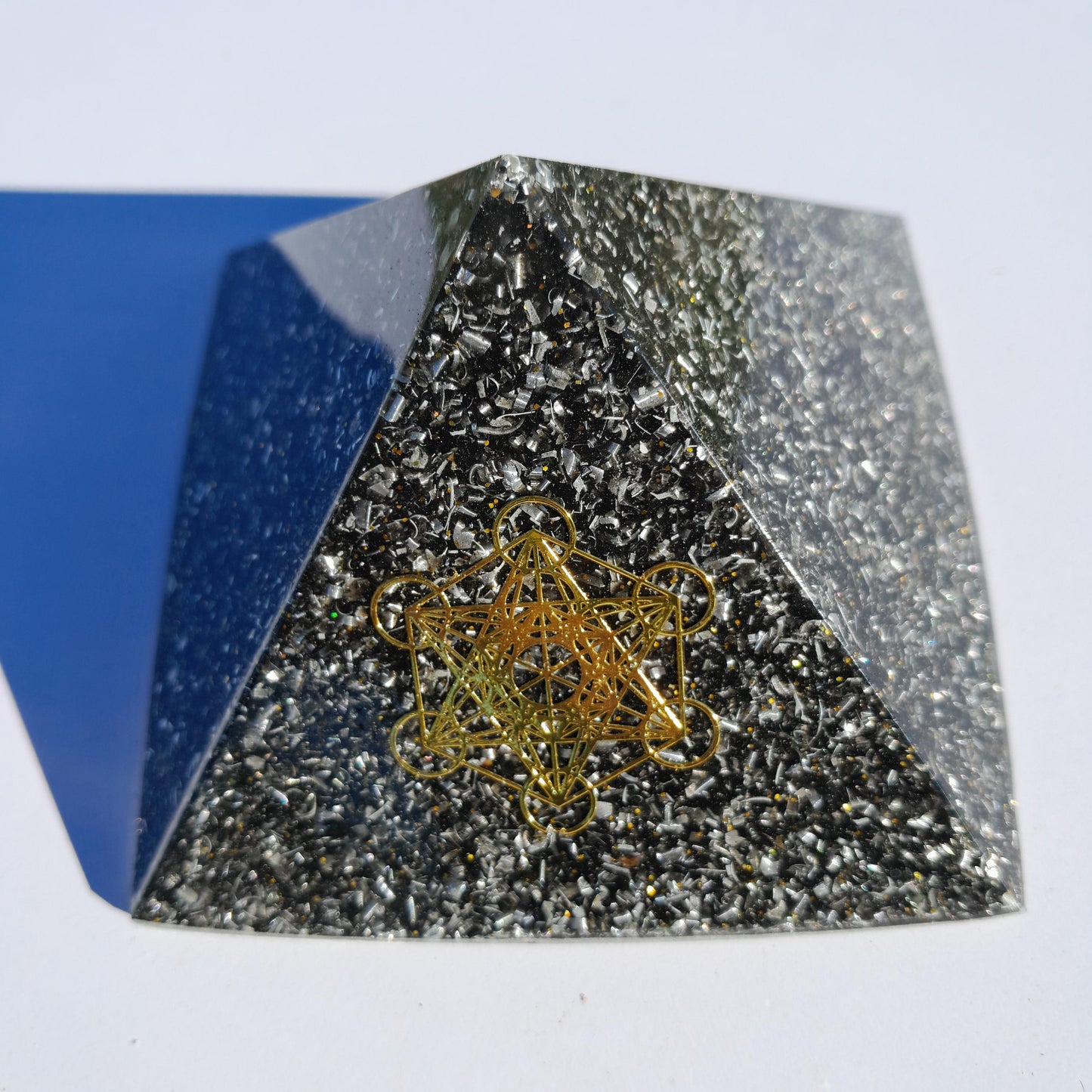 Pirámide Orgonita Cubo de Metatron con Shungit- 90mm de Base