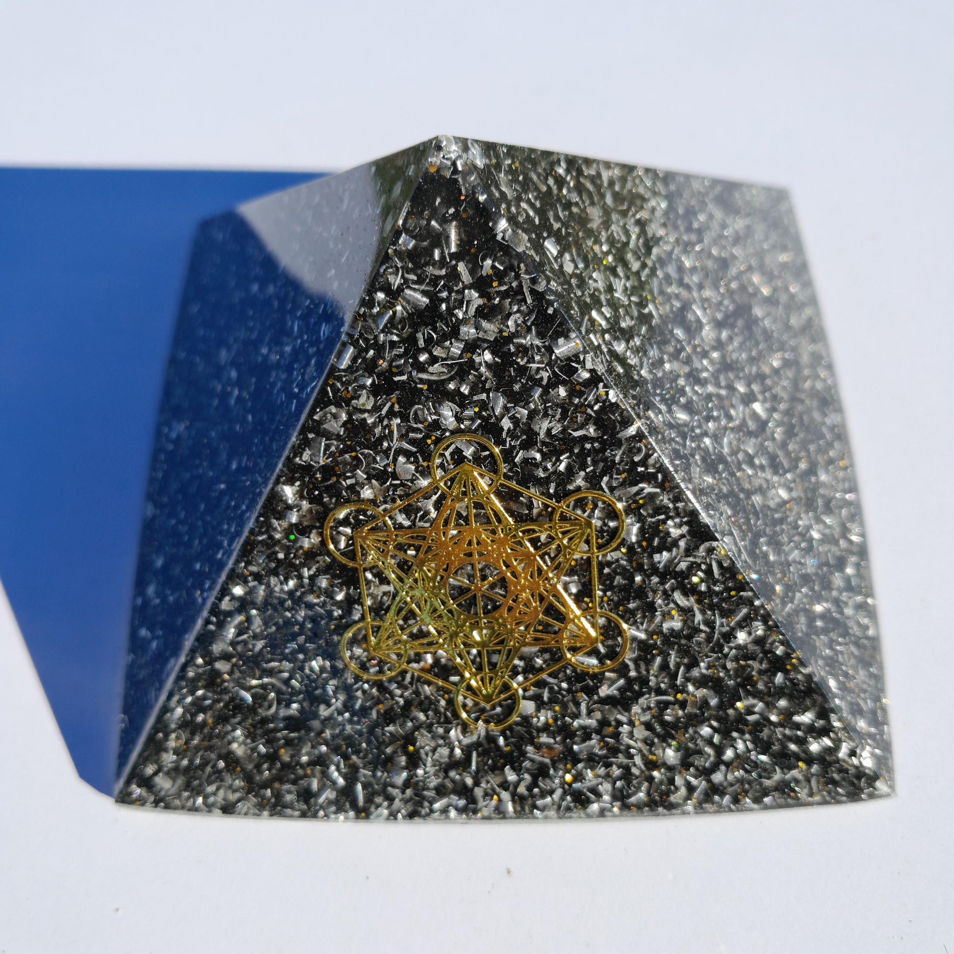 Pirámide Orgonita Cubo de Metatron con Shungit- 90mm de Base