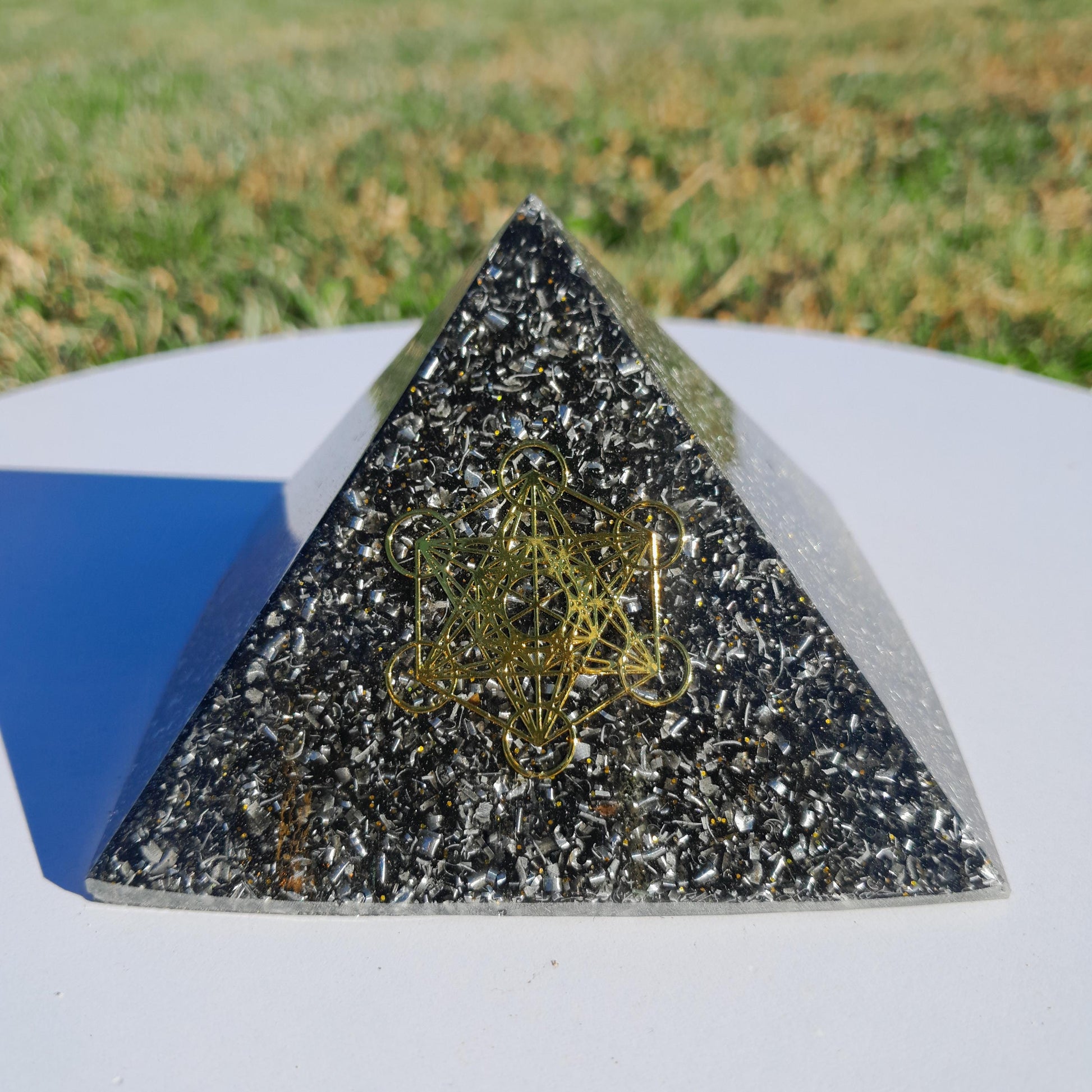 Pirámide Orgonita Cubo de Metatron con Shungit- 90mm de Base