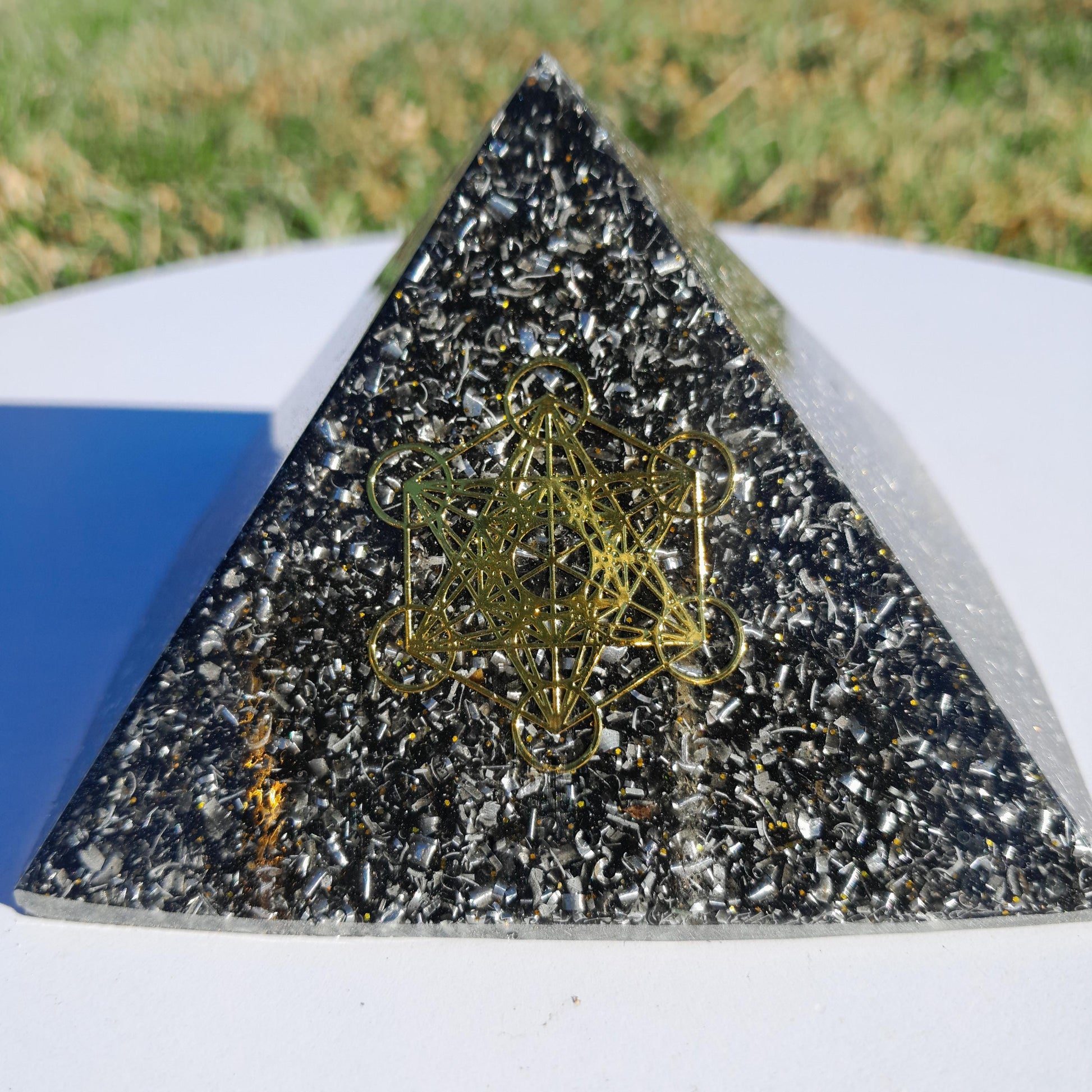 Pirámide Orgonita Cubo de Metatron con Shungit- 90mm de Base