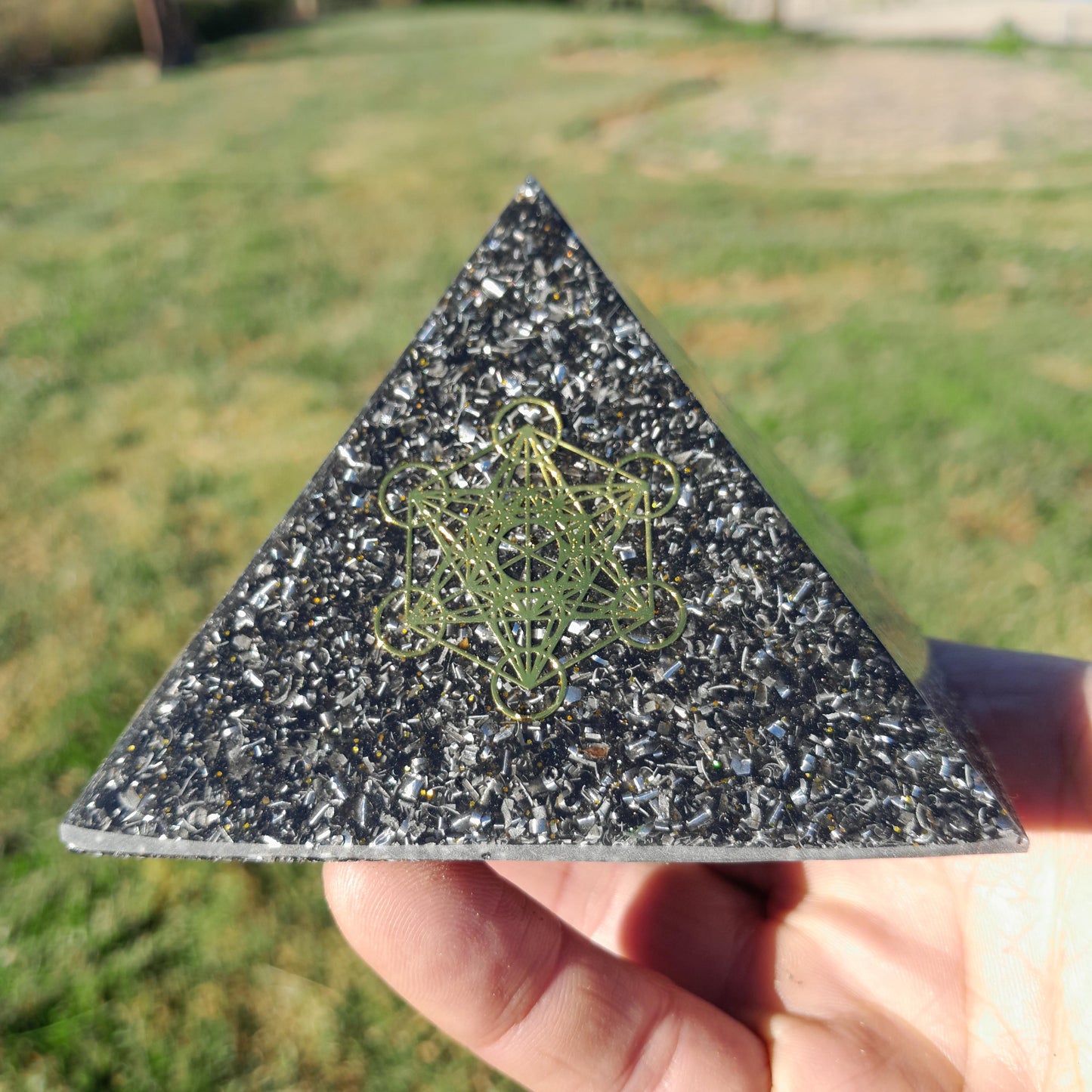 Pirámide Orgonita Cubo de Metatron con Shungit- 90mm de Base