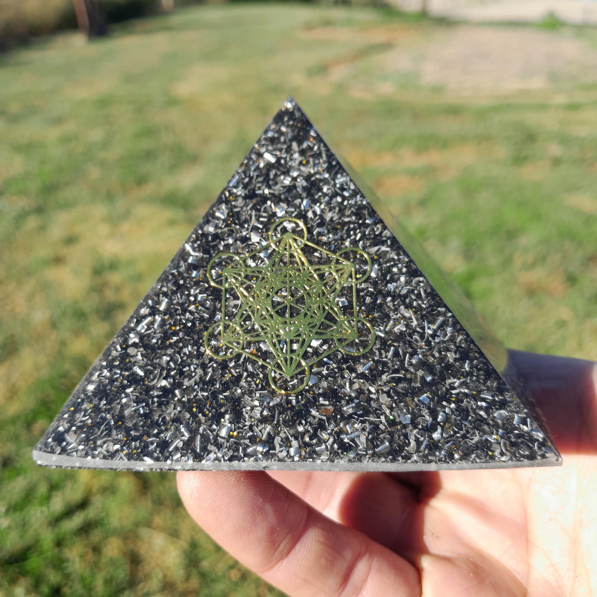 Pirámide Orgonita Cubo de Metatron con Shungit- 90mm de Base