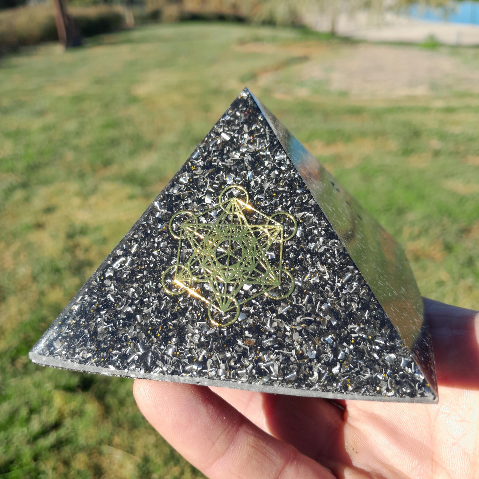 Pirámide Orgonita Cubo de Metatron con Shungit- 90mm de Base