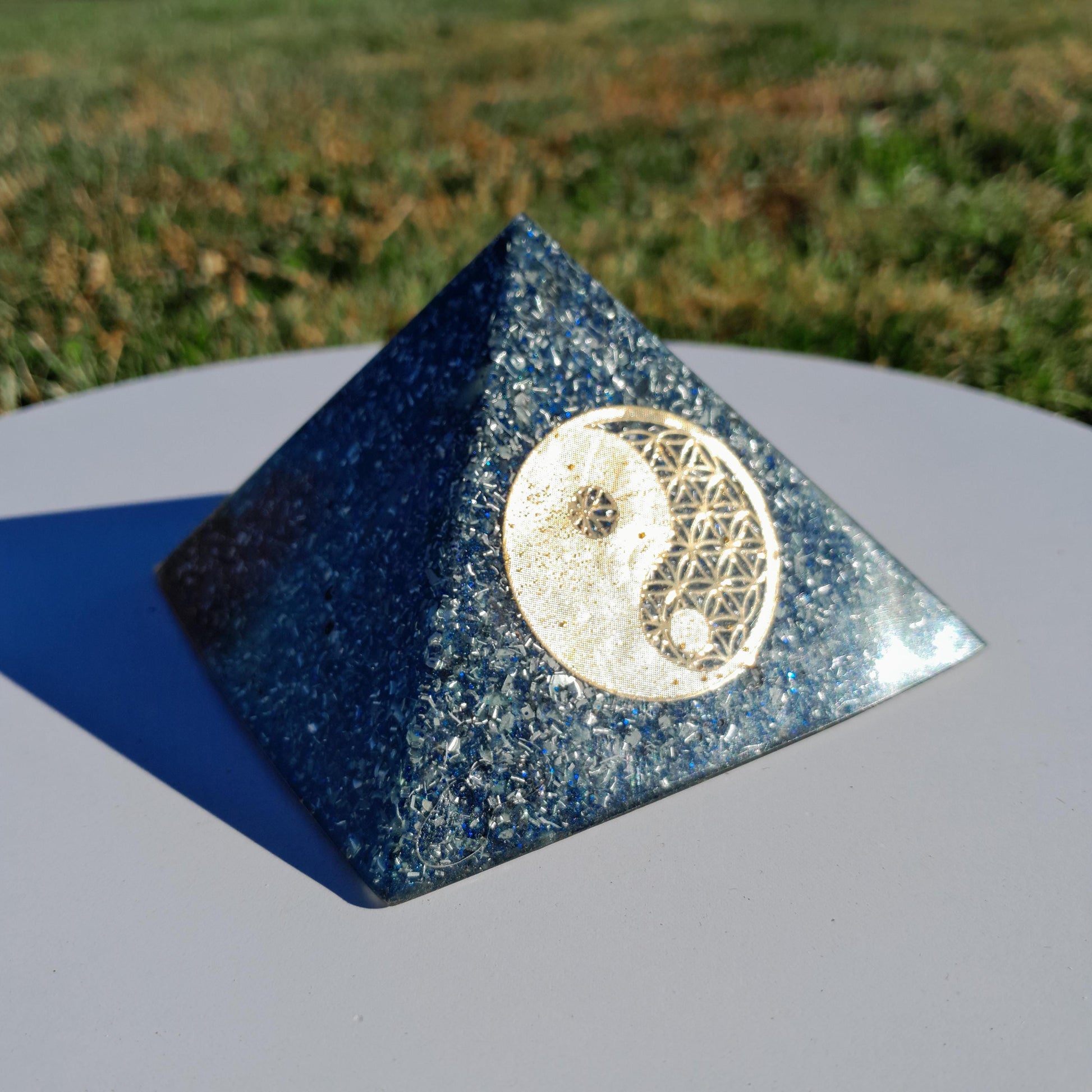 Pirámide Orgonita Yin Yang- 90mm de Base- Protección EMF 5G- Hecha a Mano