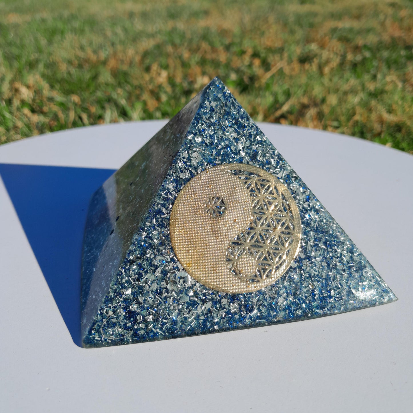 Pirámide Orgonita Yin Yang- 90mm de Base- Protección EMF 5G- Hecha a Mano