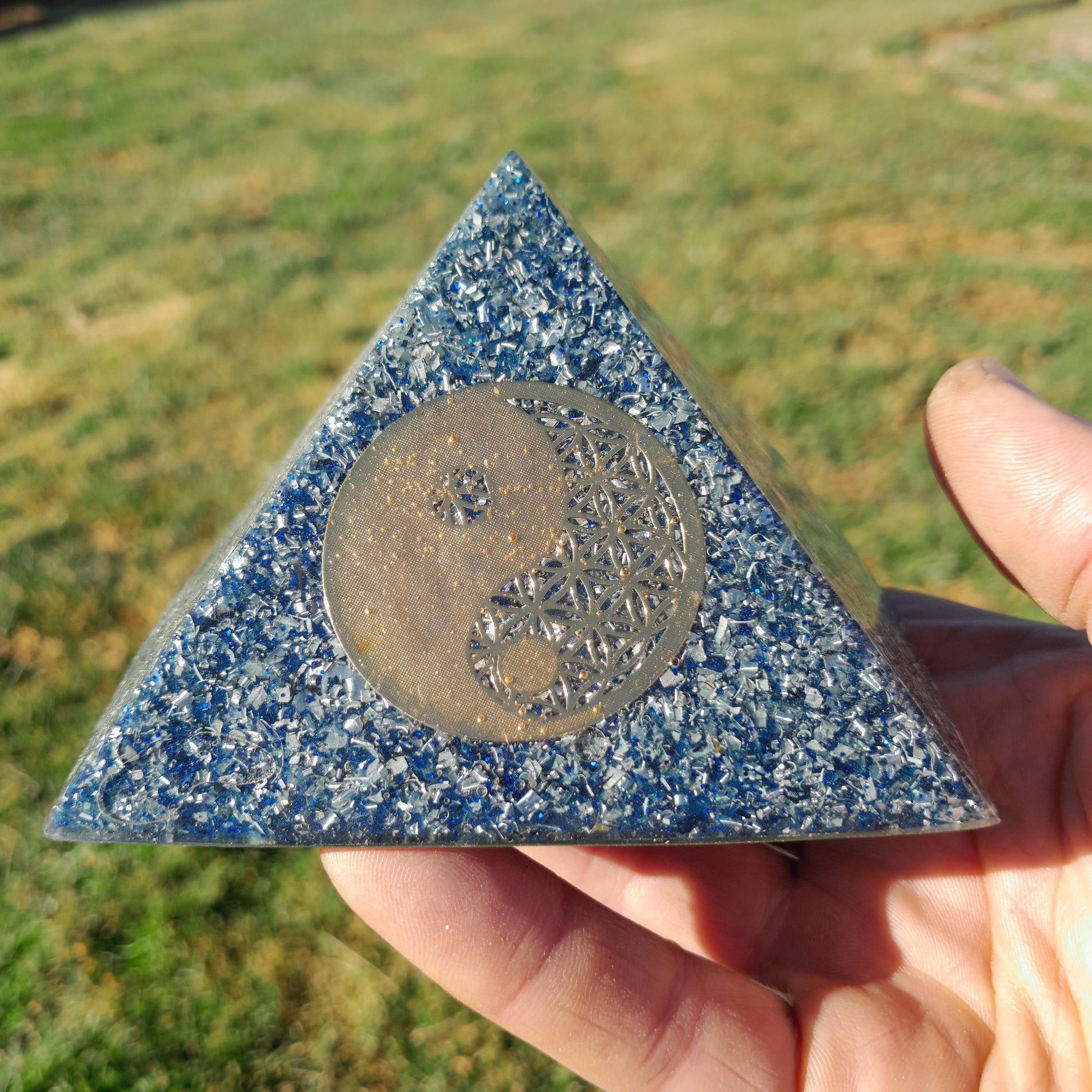 Pirámide Orgonita Yin Yang- 90mm de Base- Protección EMF 5G- Hecha a Mano