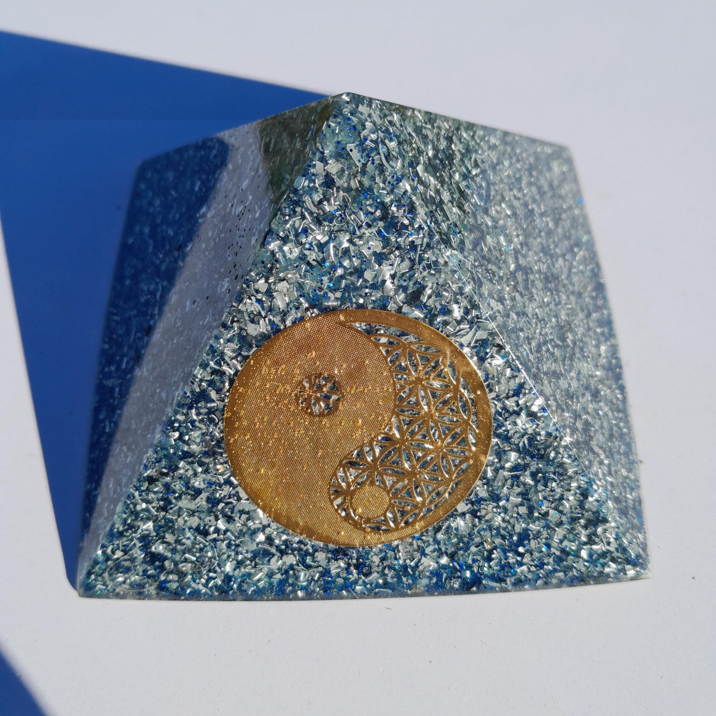 Pirámide Orgonita Yin Yang- 90mm de Base- Protección EMF 5G- Hecha a Mano