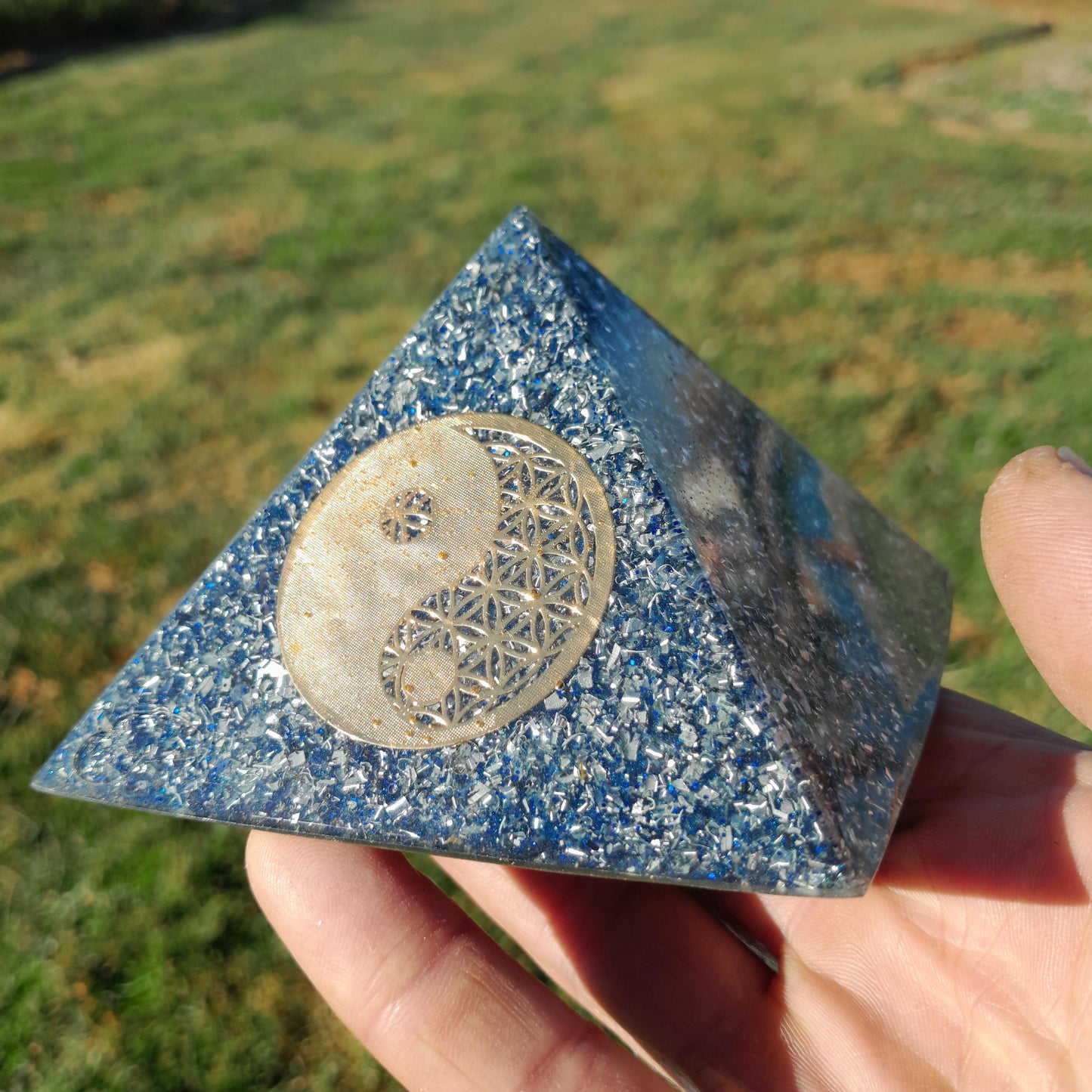 Pirámide Orgonita Yin Yang- 90mm de Base- Protección EMF 5G- Hecha a Mano