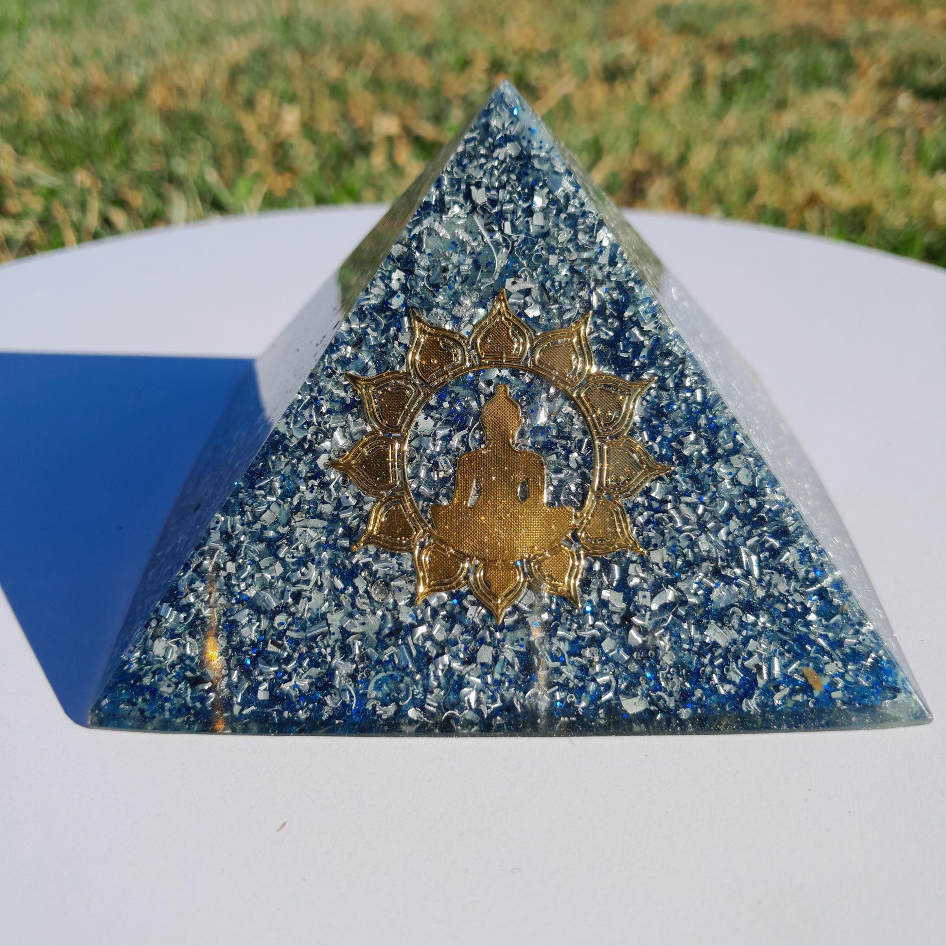 Pirámide Orgonita Buda Azul- 90mm de Base- Dispositivo Energético Hecho a Mano