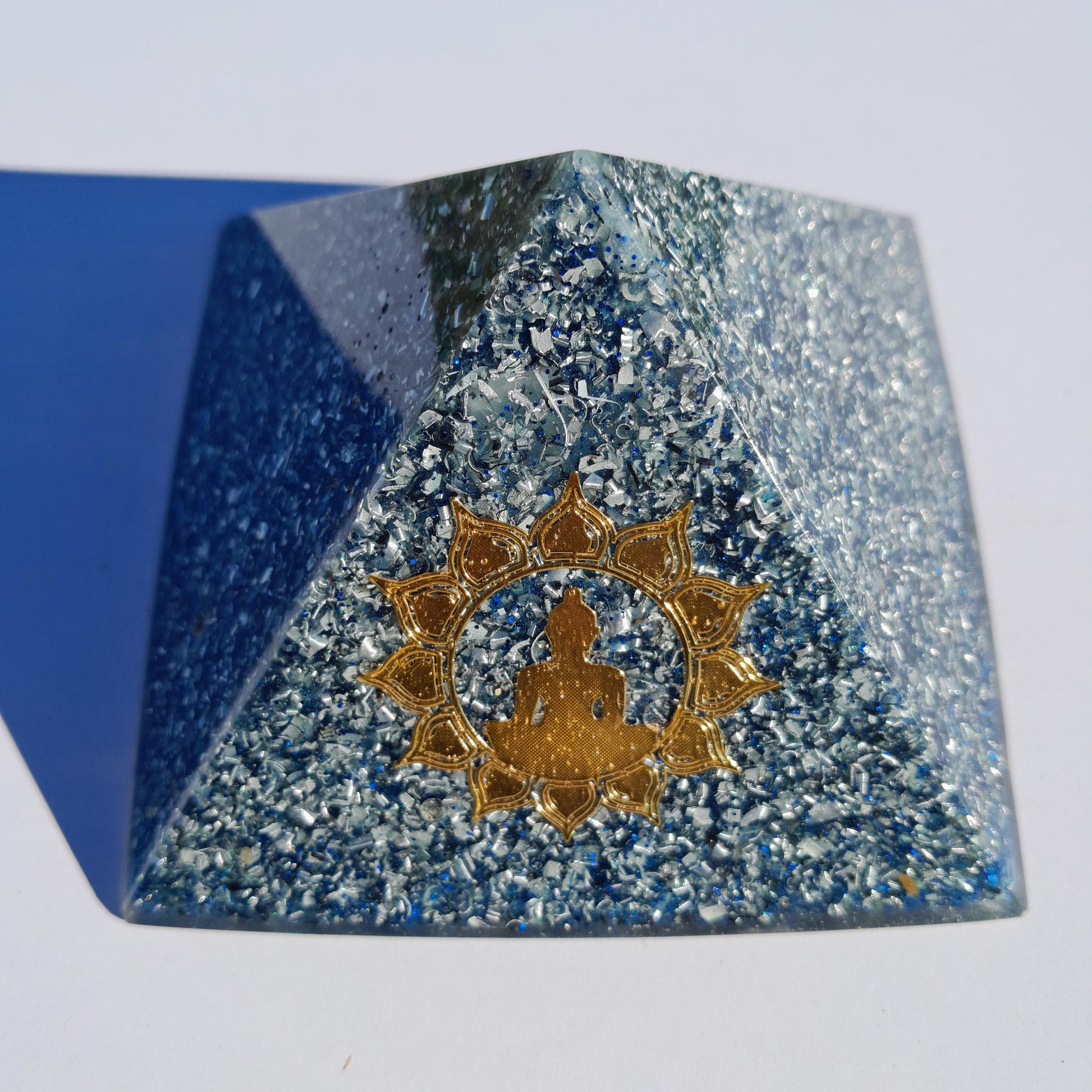 Pirámide Orgonita Buda Azul- 90mm de Base- Dispositivo Energético Hecho a Mano