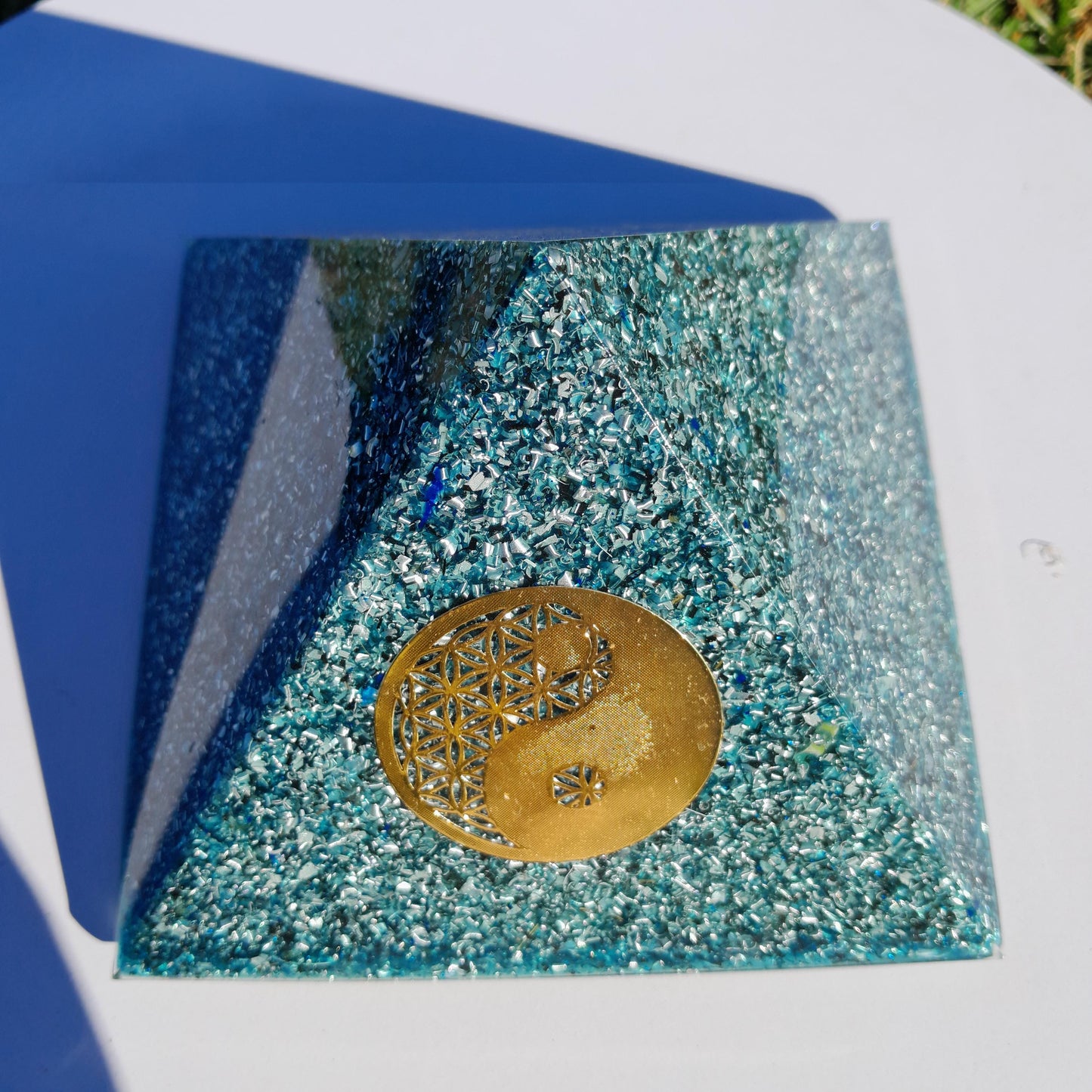 Pirámide Orgonita Ying Yang Azul 120mm Base | Energía Positiva, Protección y Decoración Espiritual