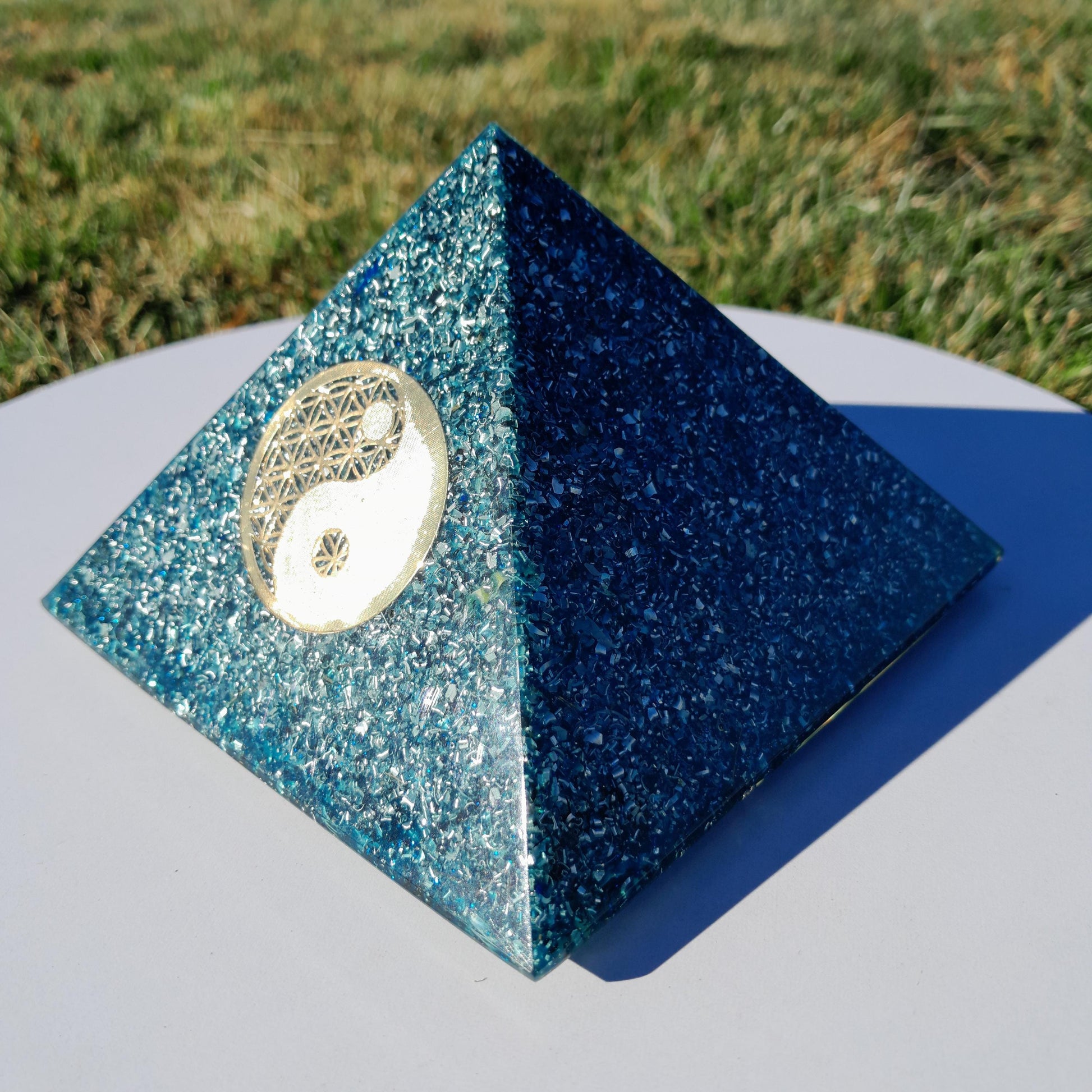 Pirámide Orgonita Ying Yang Azul 120mm Base | Energía Positiva, Protección y Decoración Espiritual