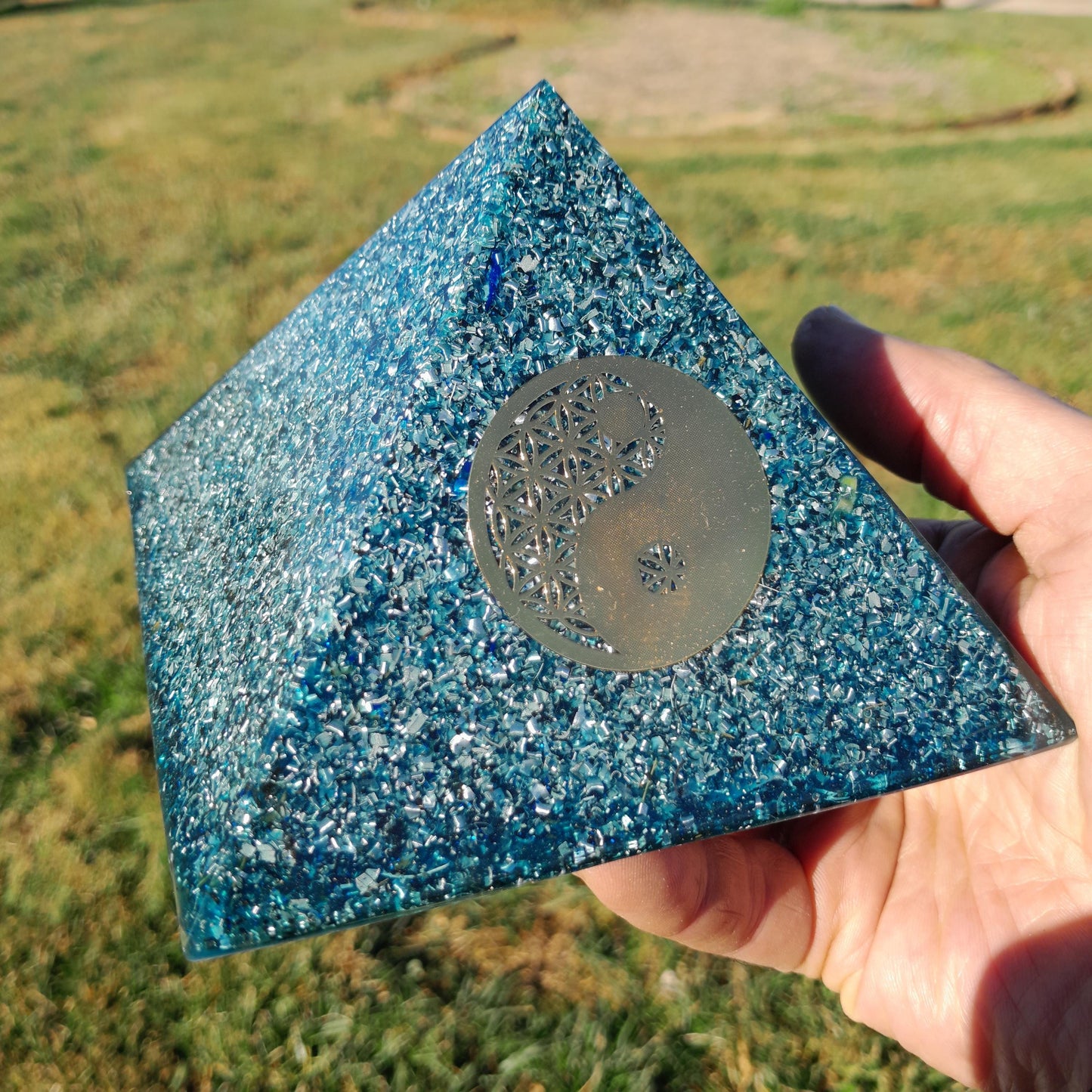 Pirámide Orgonita Ying Yang Azul 120mm Base | Energía Positiva, Protección y Decoración Espiritual