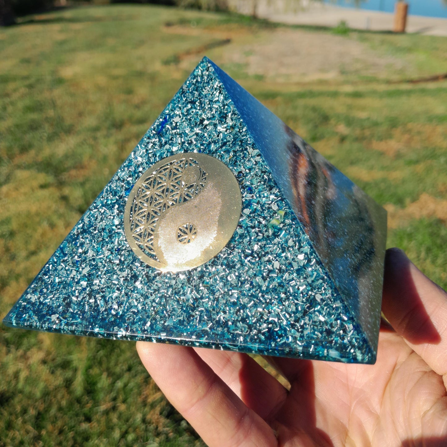 Pirámide Orgonita Ying Yang Azul 120mm Base | Energía Positiva, Protección y Decoración Espiritual