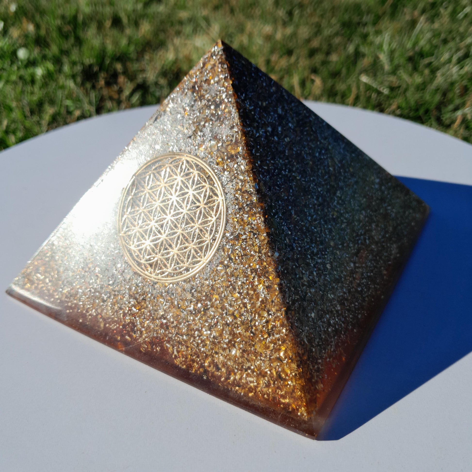Pirámide Orgonita Flor de la Vida- 120mm Base | Energía Positiva, Protección y Decoración Espiritual