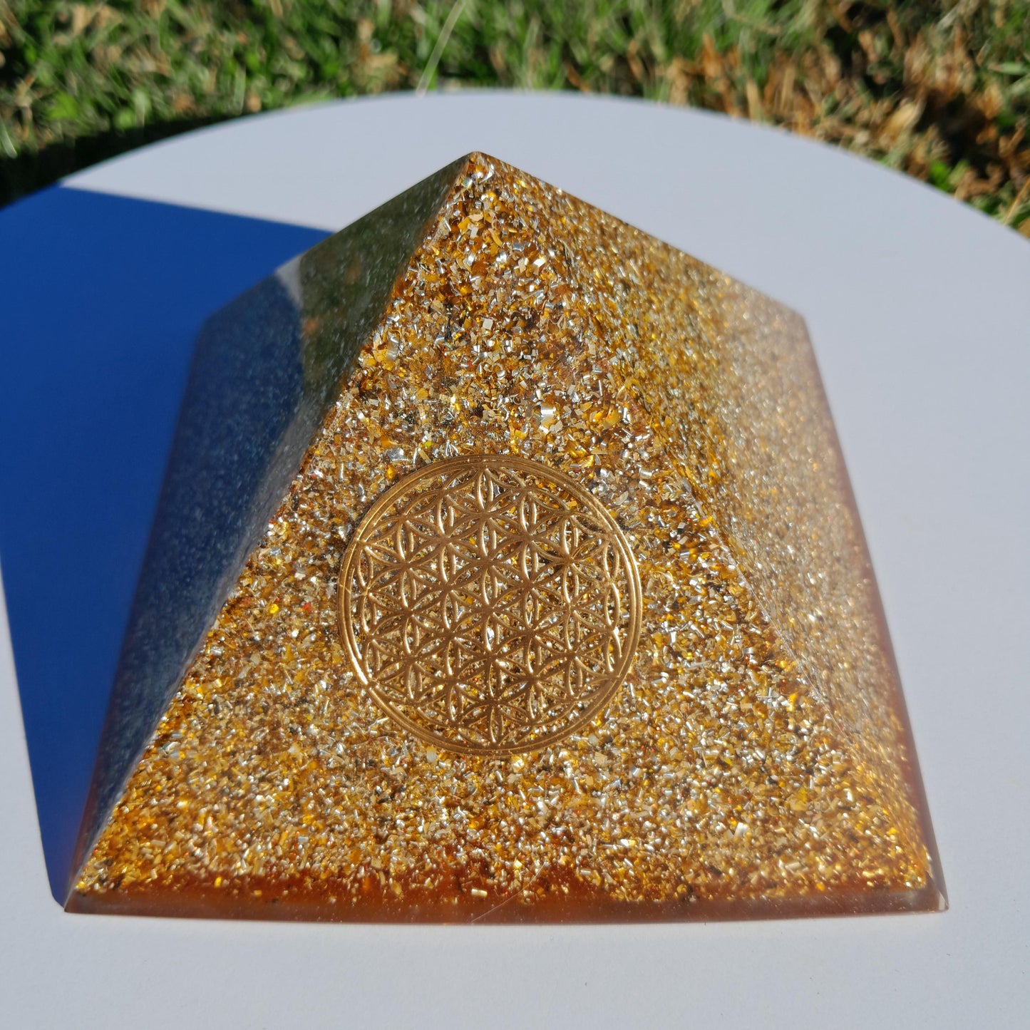 Pirámide Orgonita Flor de la Vida- 120mm Base | Energía Positiva, Protección y Decoración Espiritual