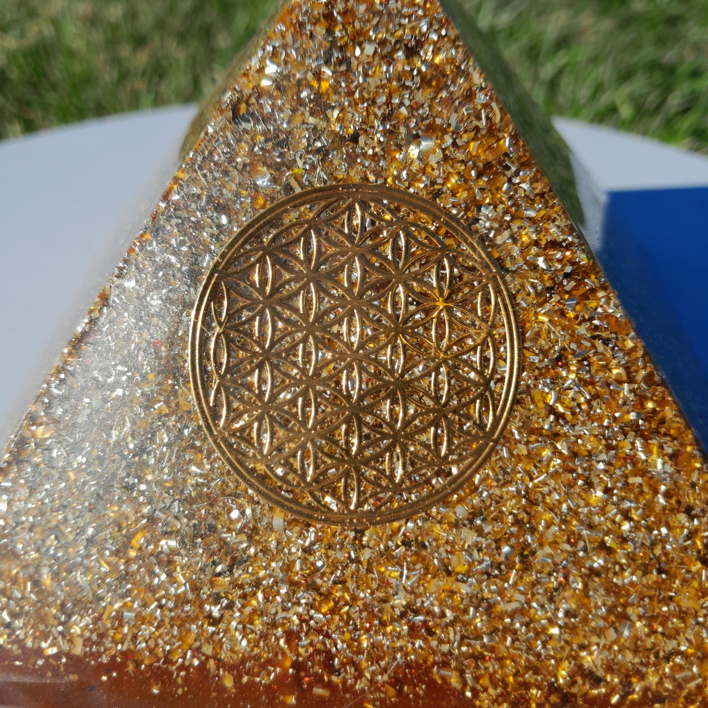 Pirámide Orgonita Flor de la Vida- 120mm Base | Energía Positiva, Protección y Decoración Espiritual