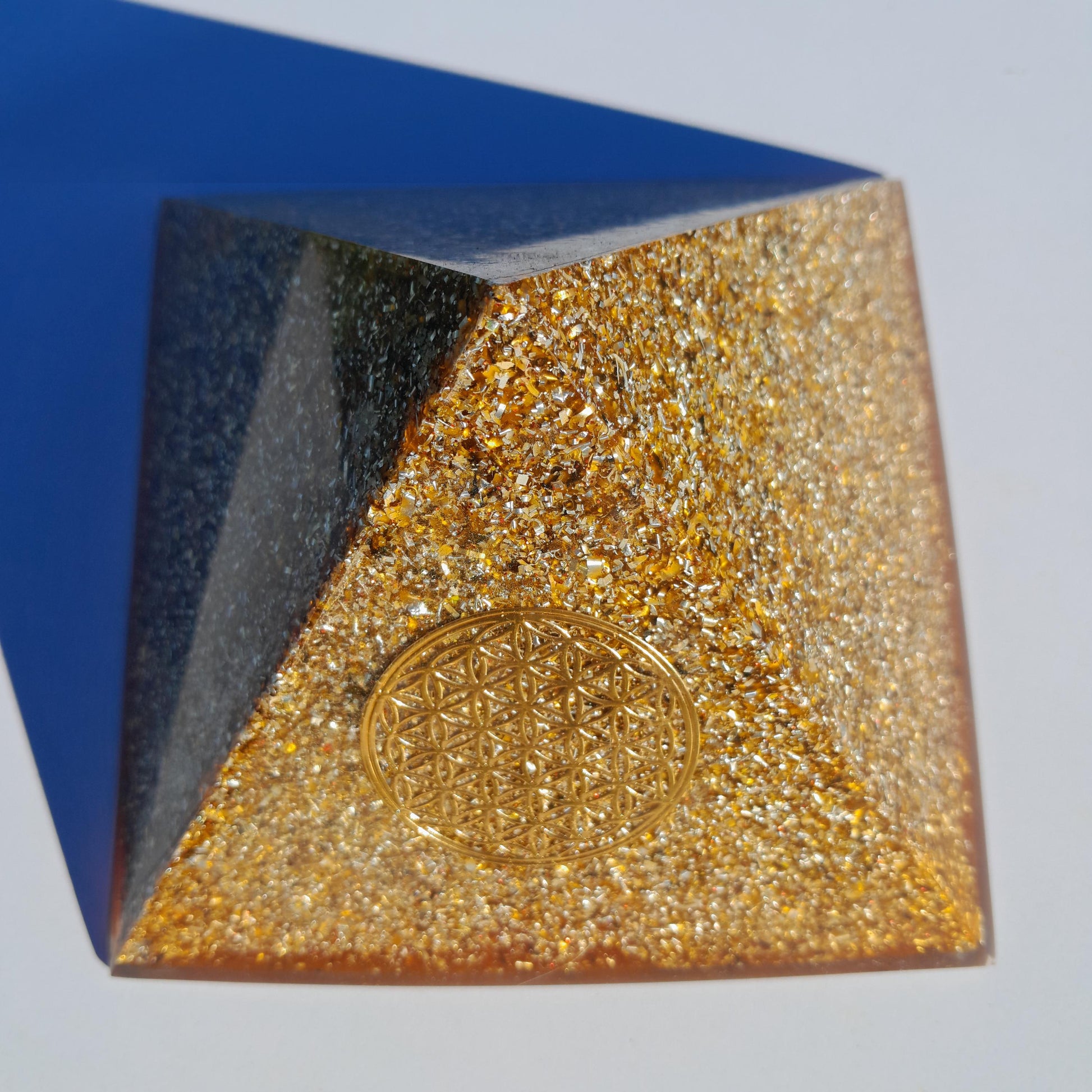 Pirámide Orgonita Flor de la Vida- 120mm Base | Energía Positiva, Protección y Decoración Espiritual