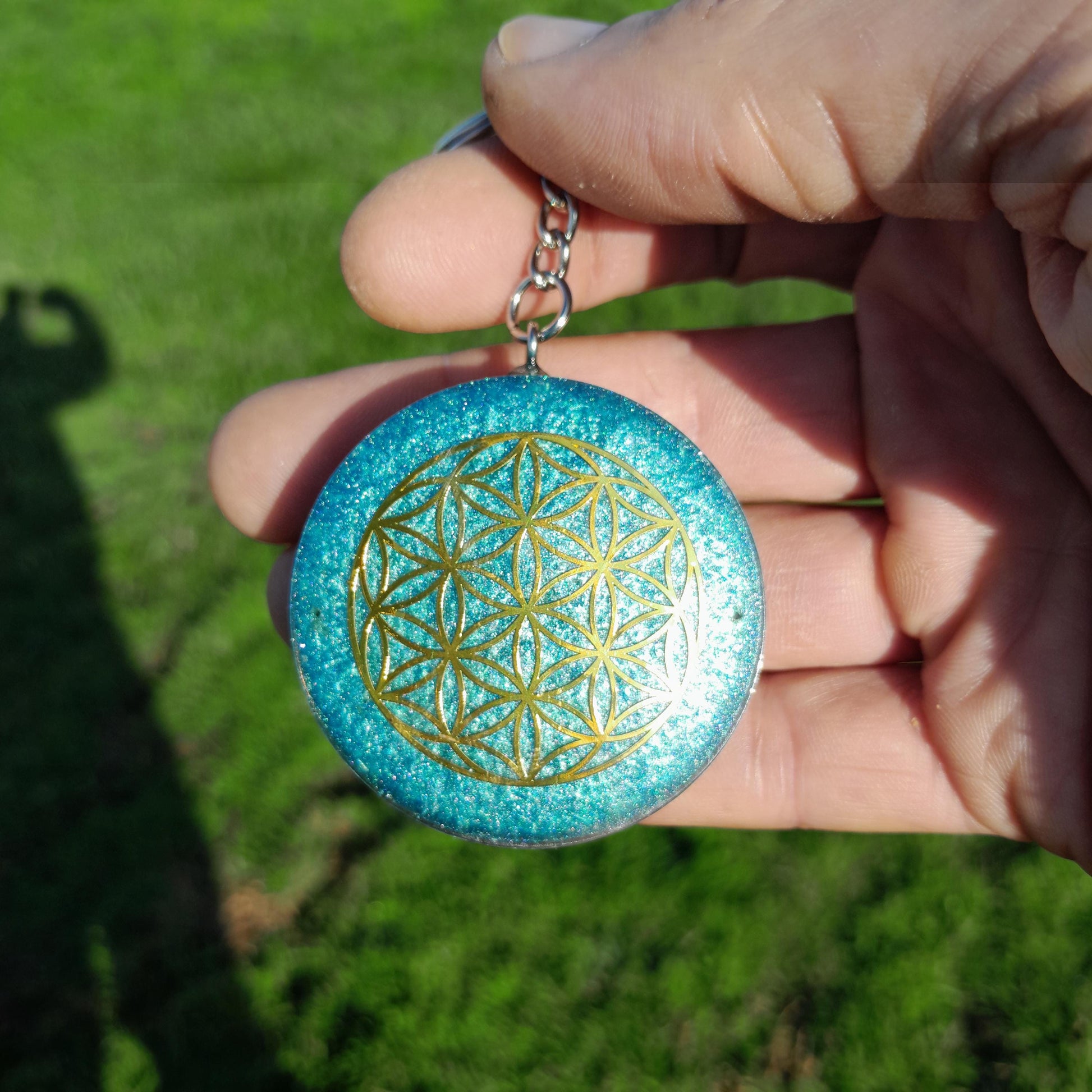 Llavero Orgonita Flor de la Vida Azul Cielo con Shungita - Protector Energético 5G, Amuleto Espiritual Hecho a Mano