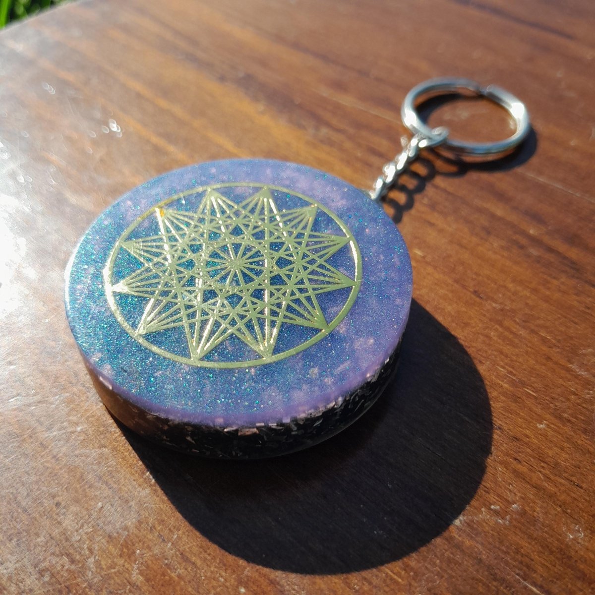 Llavero Orgonita Estrella de 12 Puntas Violeta con Shungita - Mundo Orgon