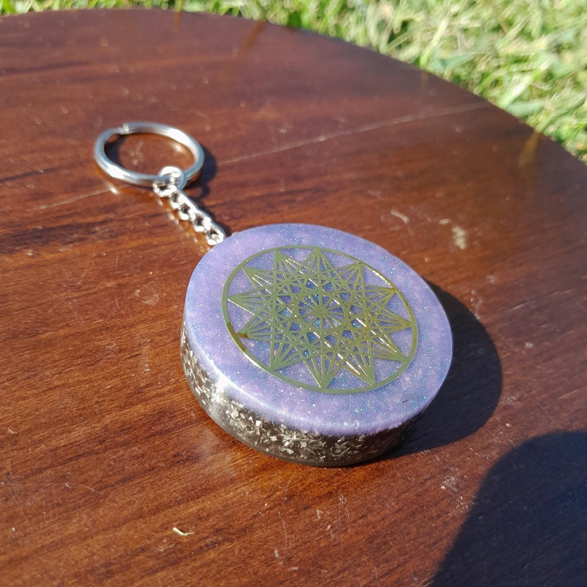 Llavero Orgonita Estrella de 12 Puntas Violeta con Shungita - Mundo Orgon