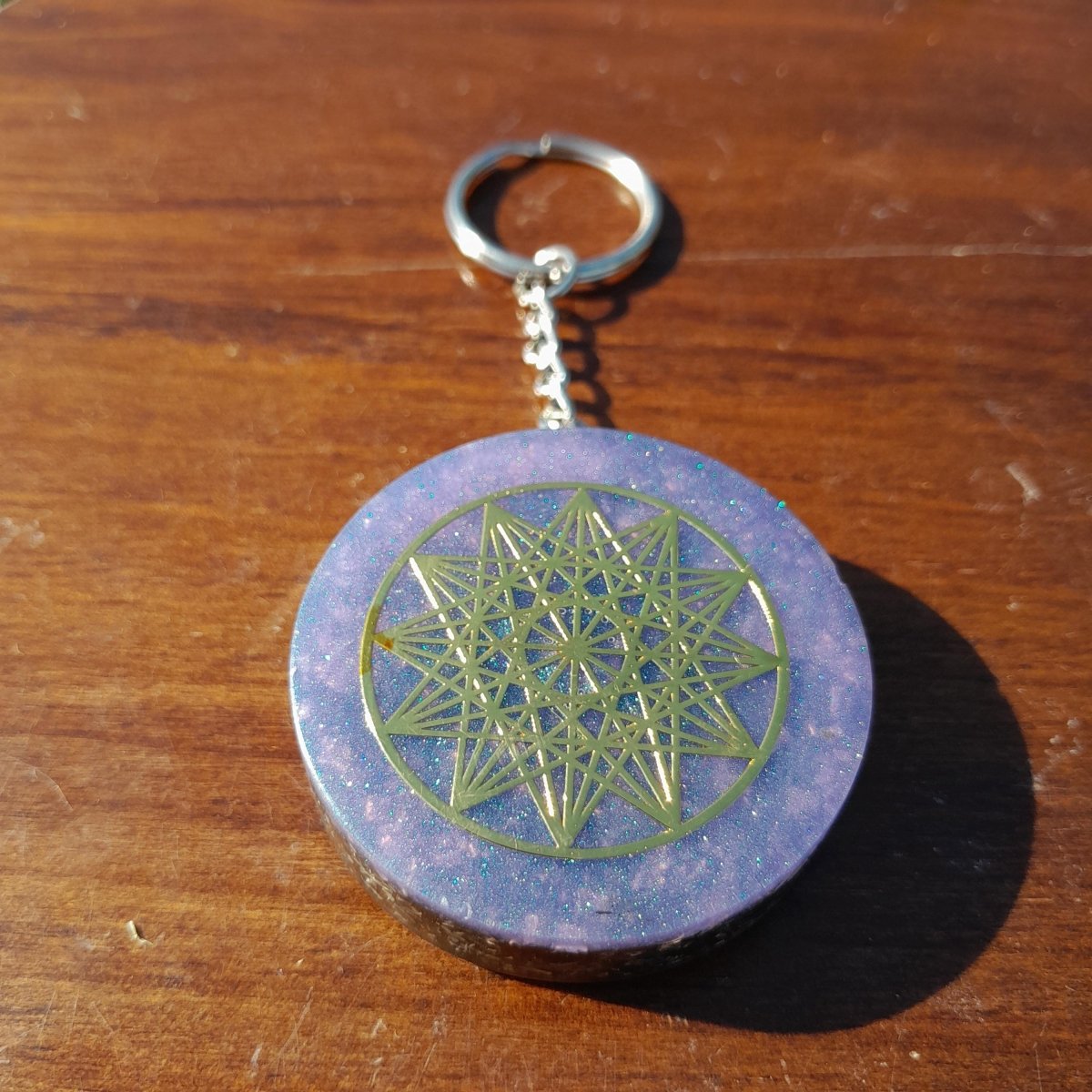 Llavero Orgonita Estrella de 12 Puntas Violeta con Shungita - Mundo Orgon