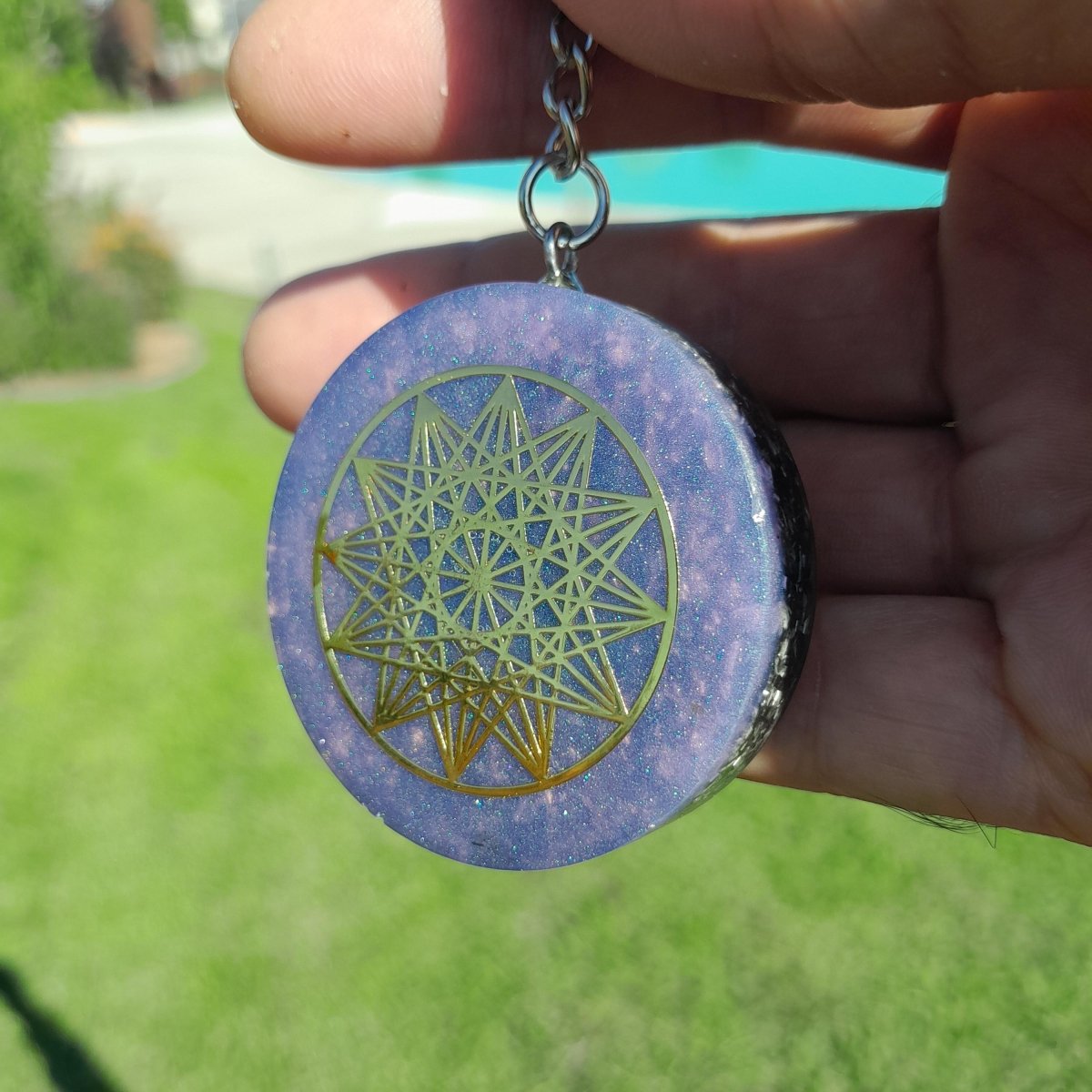 Llavero Orgonita Estrella de 12 Puntas Violeta con Shungita - Mundo Orgon
