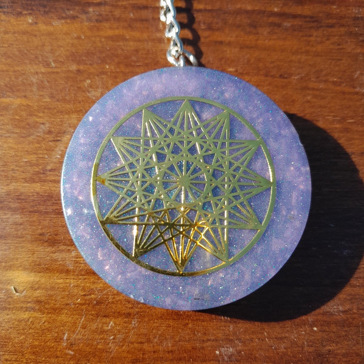 Llavero Orgonita Estrella de 12 Puntas Violeta con Shungita - Mundo Orgon