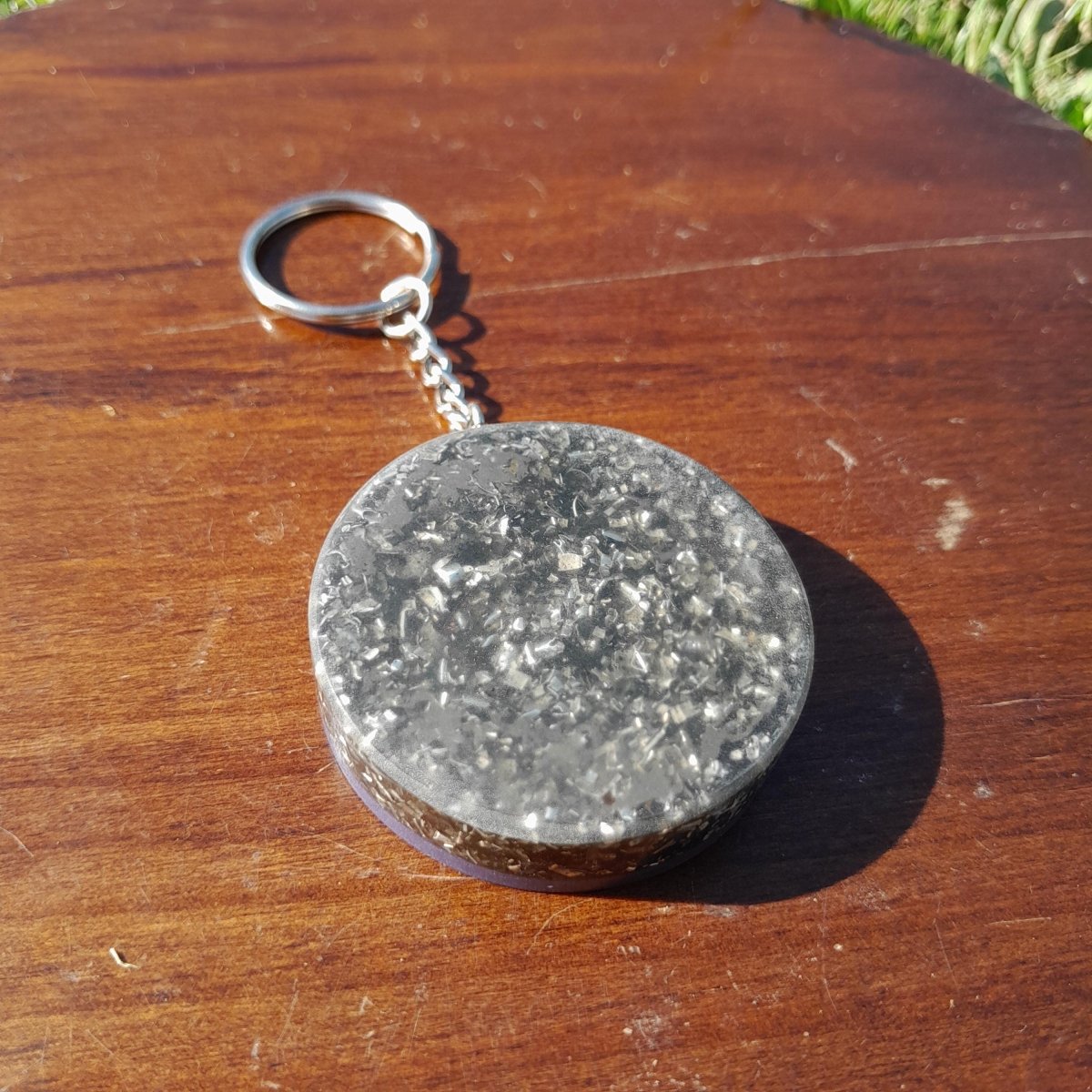 Llavero Orgonita Estrella de 12 Puntas Violeta con Shungita - Mundo Orgon