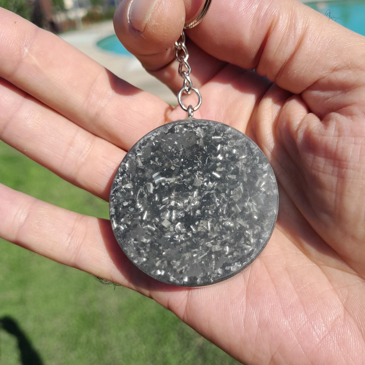 Llavero Orgonita Estrella de 12 Puntas Violeta con Shungita - Mundo Orgon