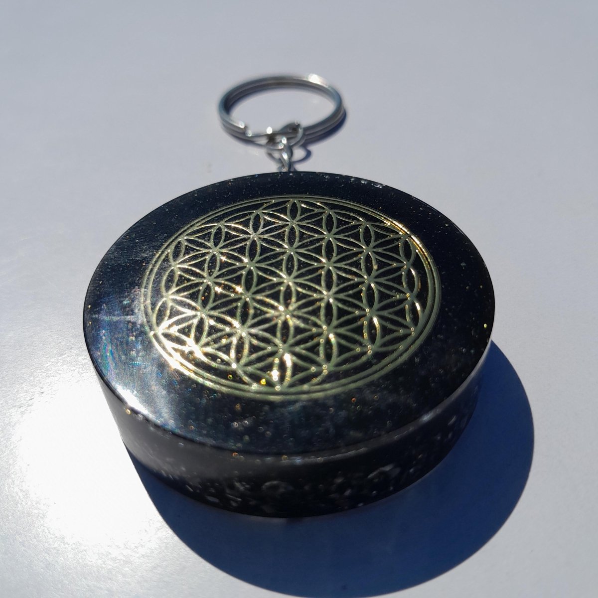 Llavero Orgonita Flor de la Vida con Shunguita en Polvo - Mundo Orgon