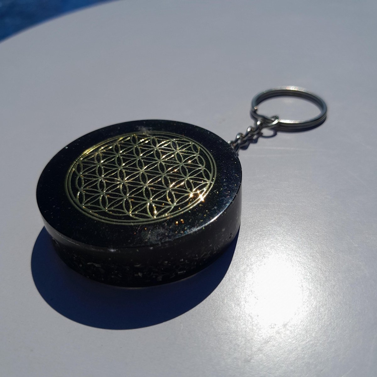 Llavero Orgonita Flor de la Vida con Shunguita en Polvo - Mundo Orgon