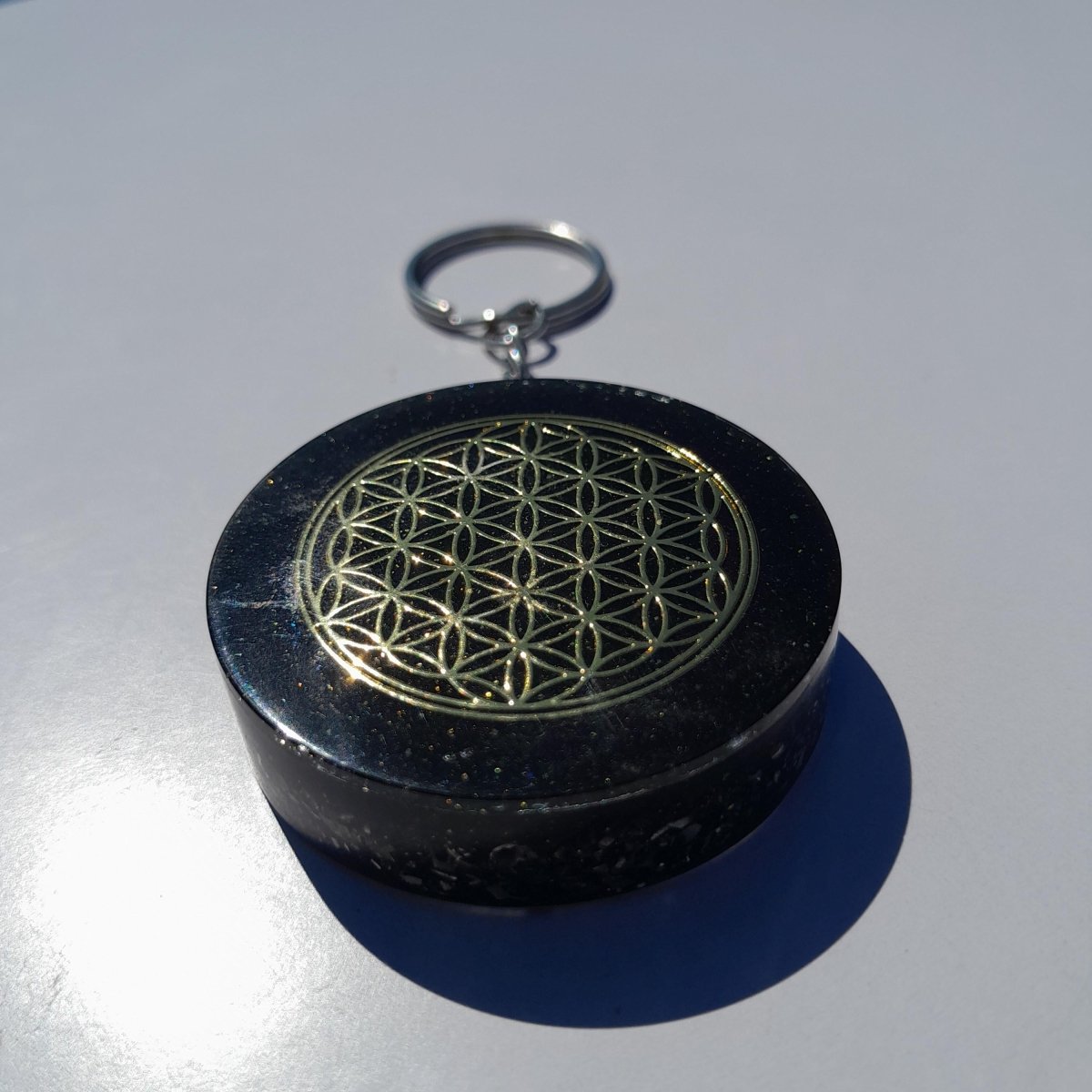 Llavero Orgonita Flor de la Vida con Shunguita en Polvo - Mundo Orgon