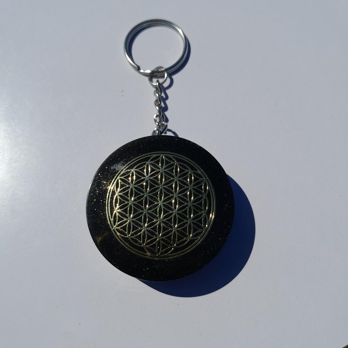 Llavero Orgonita Flor de la Vida con Shunguita en Polvo - Mundo Orgon