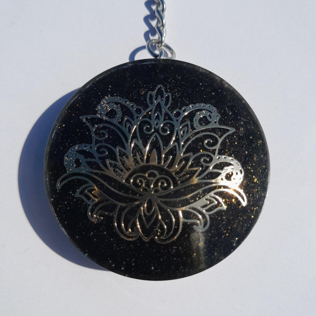 Llavero Orgonita Flor de Loto con Shunguita - Mundo Orgon