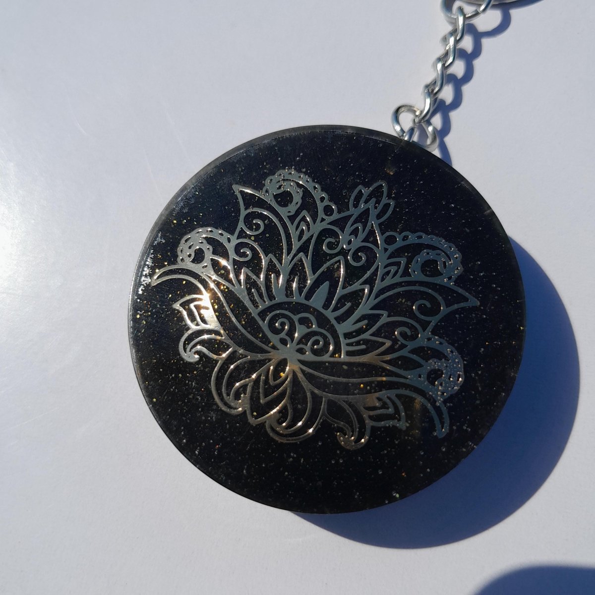 Llavero Orgonita Flor de Loto con Shunguita - Mundo Orgon