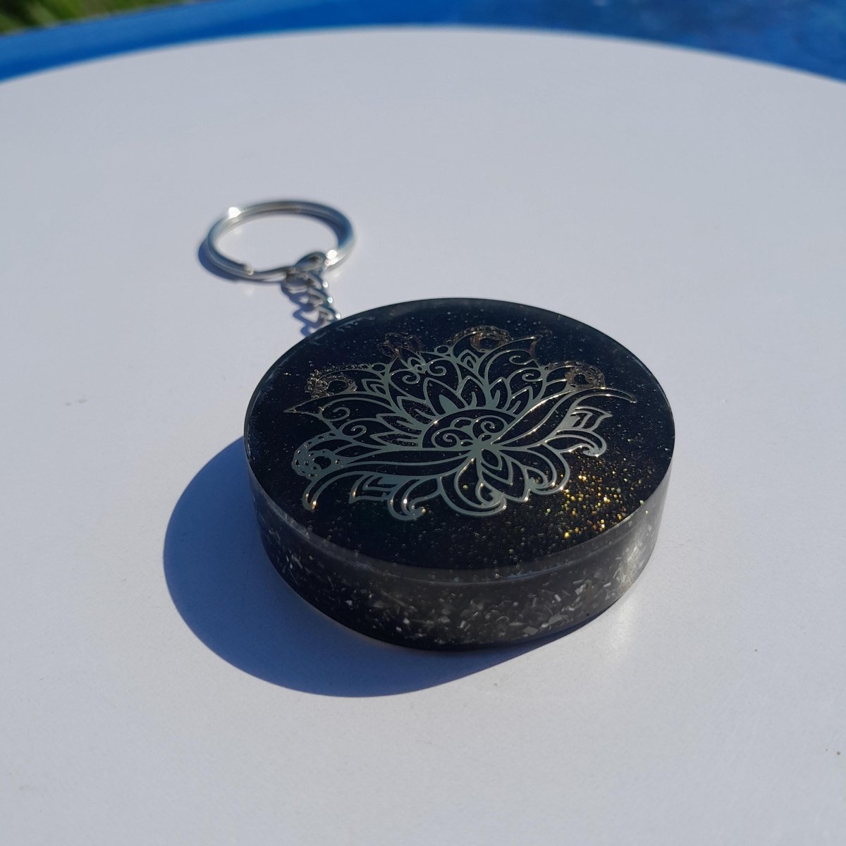 Llavero Orgonita Flor de Loto con Shunguita - Mundo Orgon