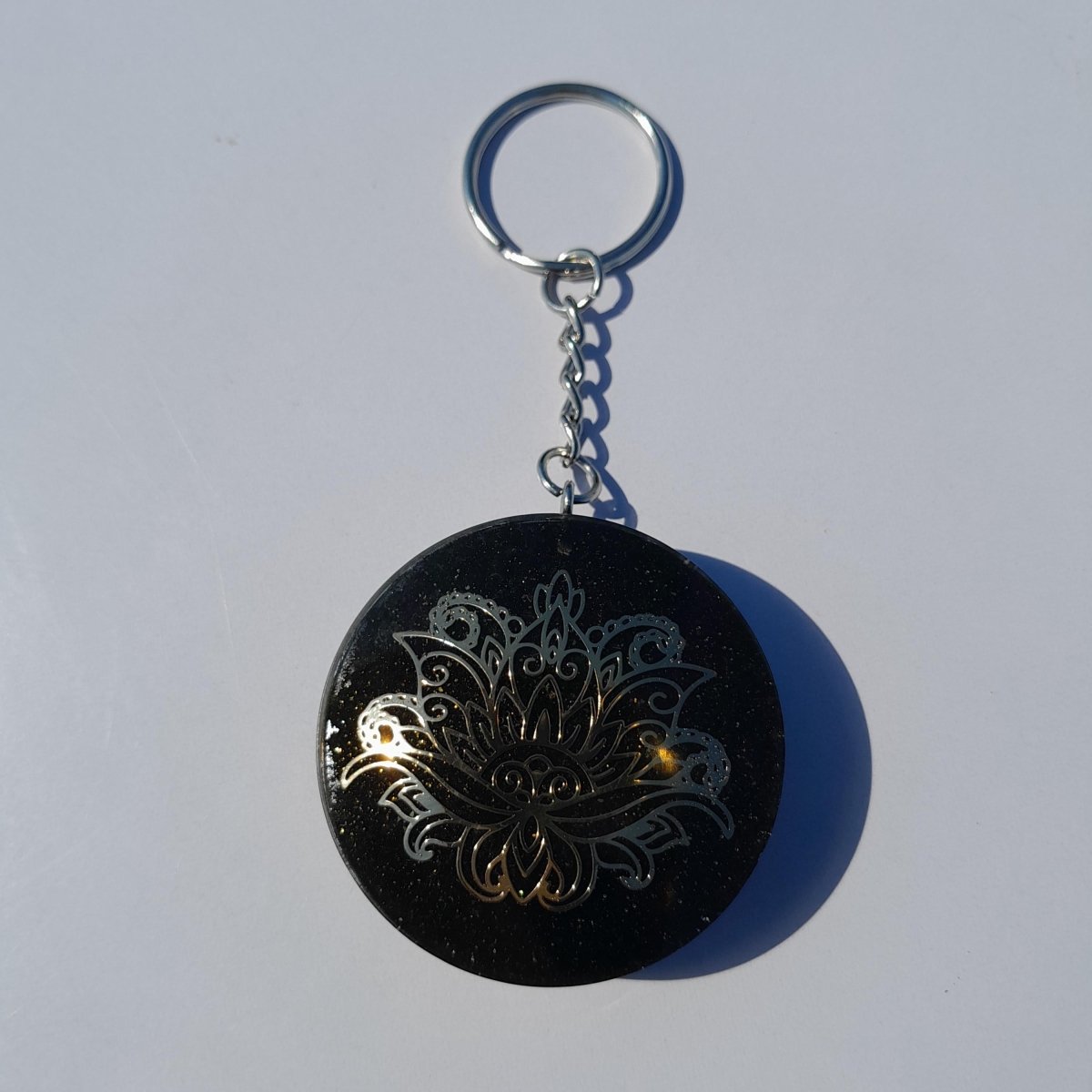 Llavero Orgonita Flor de Loto con Shunguita - Mundo Orgon